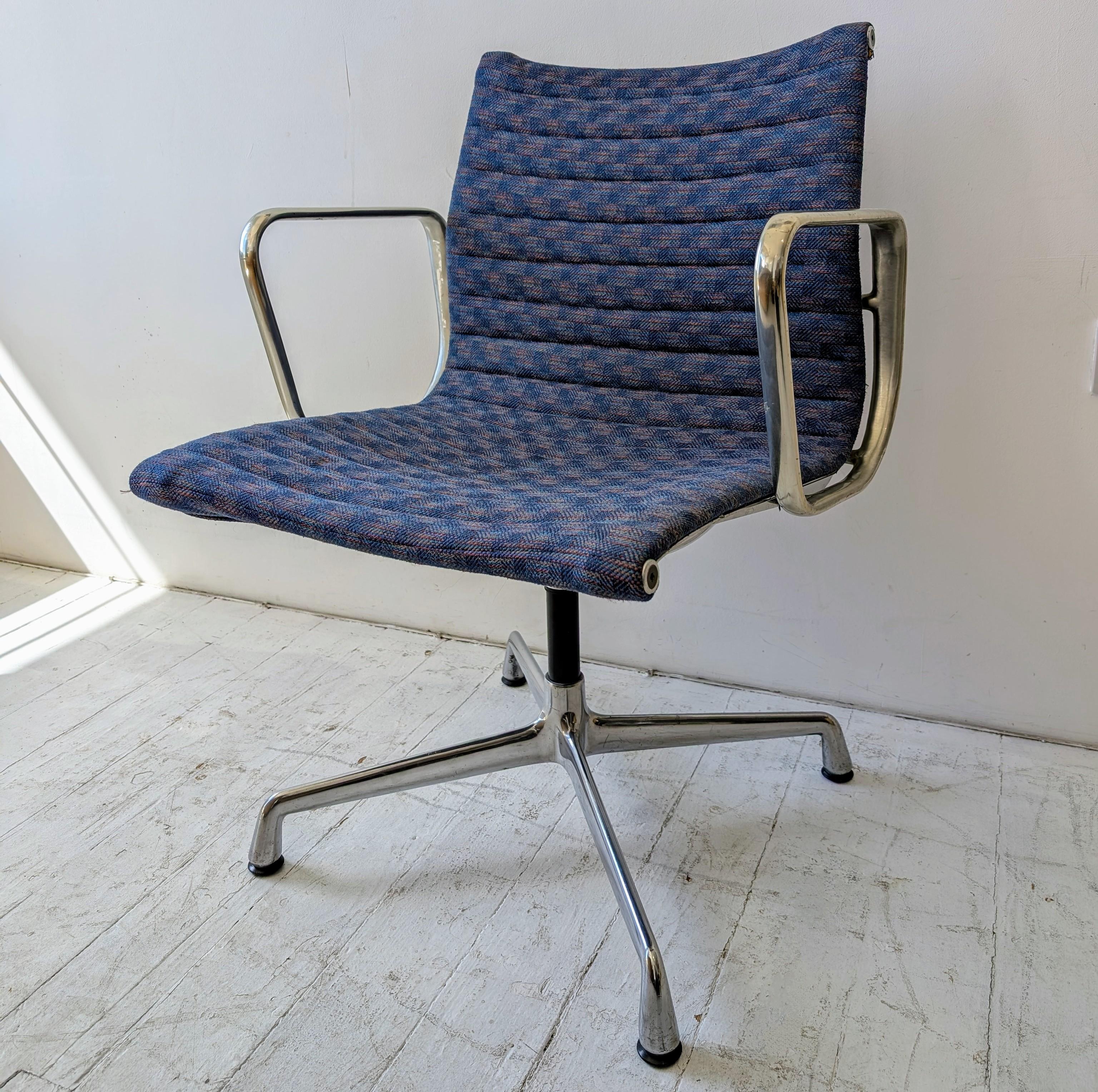 Eames Herman Miller EA108 Dreh-Schreibtischstühle, USA 1970er Jahre. Zwei verfügbar. Rahmen aus poliertem Aluminium, Originalpolsterung aus Hopsack (etwas abgenutzt, aber durchaus brauchbar). Vollständig gestempelt unter dem Sockel. Wir haben sie in