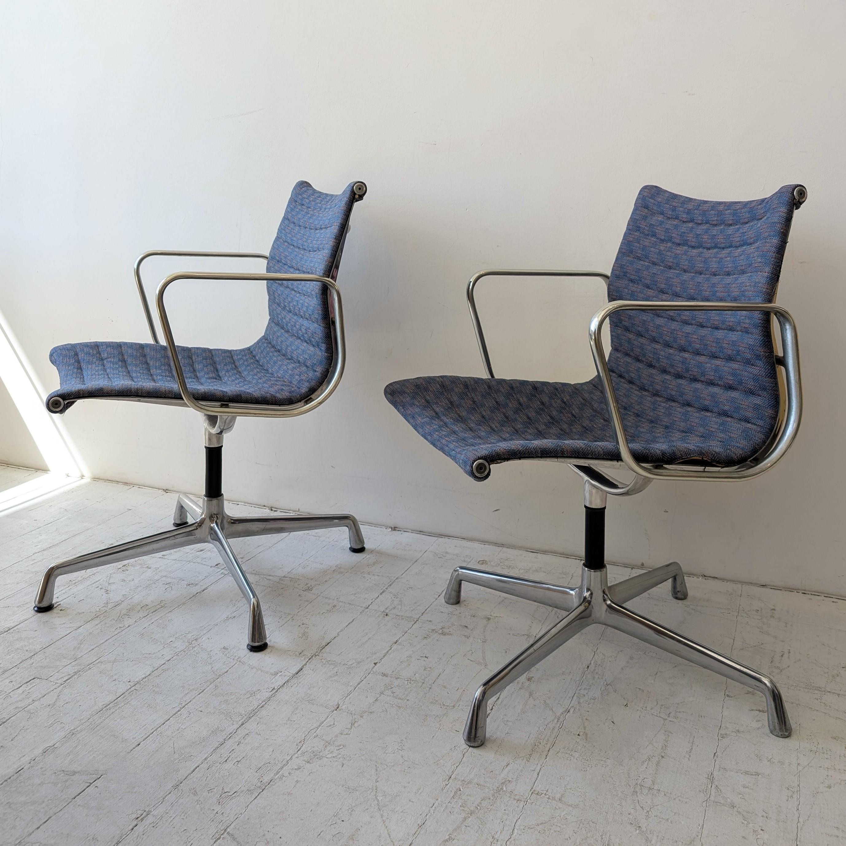 Eames Herman Miller EA108 Dreh-Schreibtischstühle, USA 1970er Jahre. Zwei verfügbar (Moderne der Mitte des Jahrhunderts) im Angebot