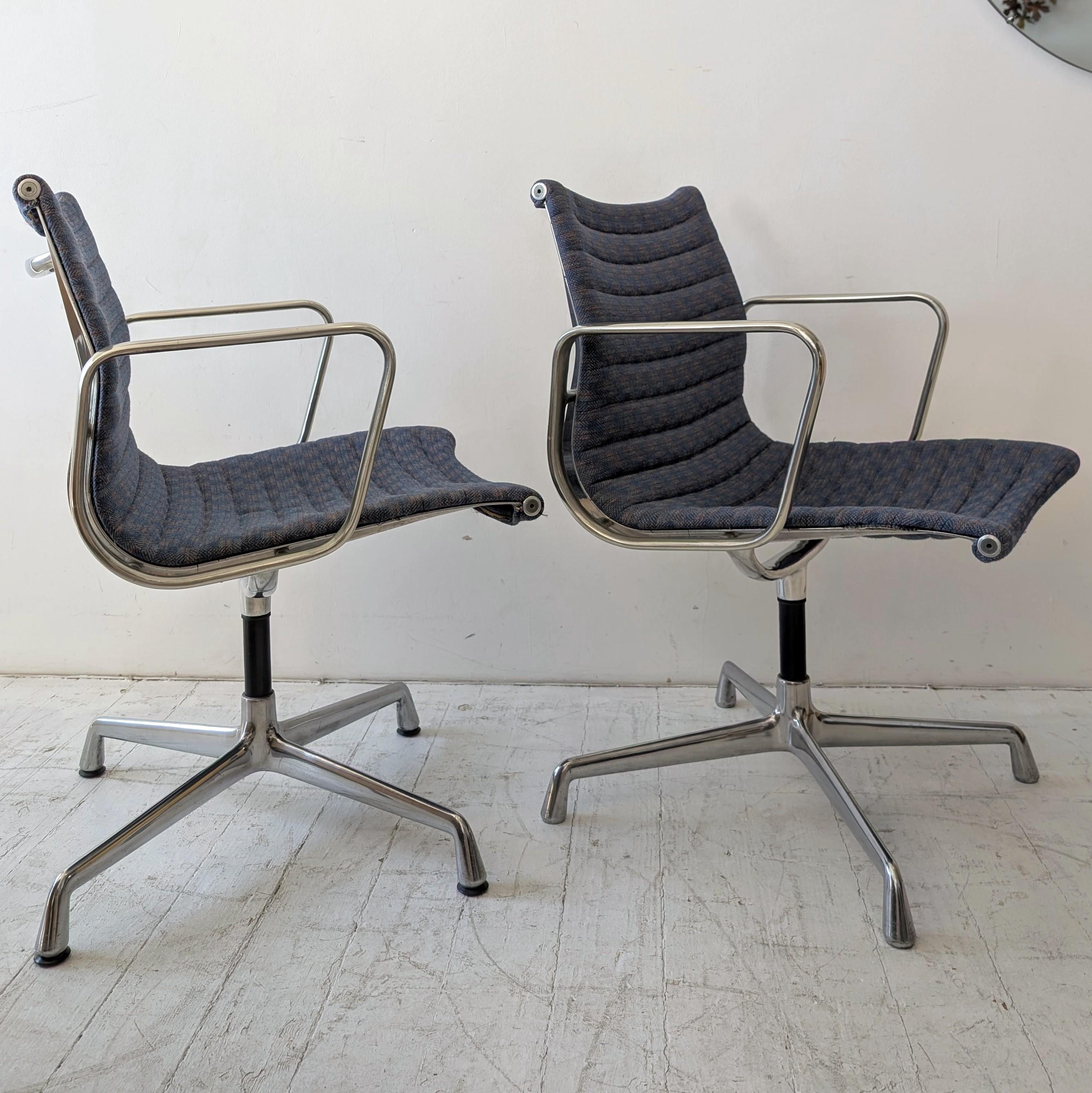 Eames Herman Miller EA108 Dreh-Schreibtischstühle, USA 1970er Jahre. Zwei verfügbar (amerikanisch) im Angebot