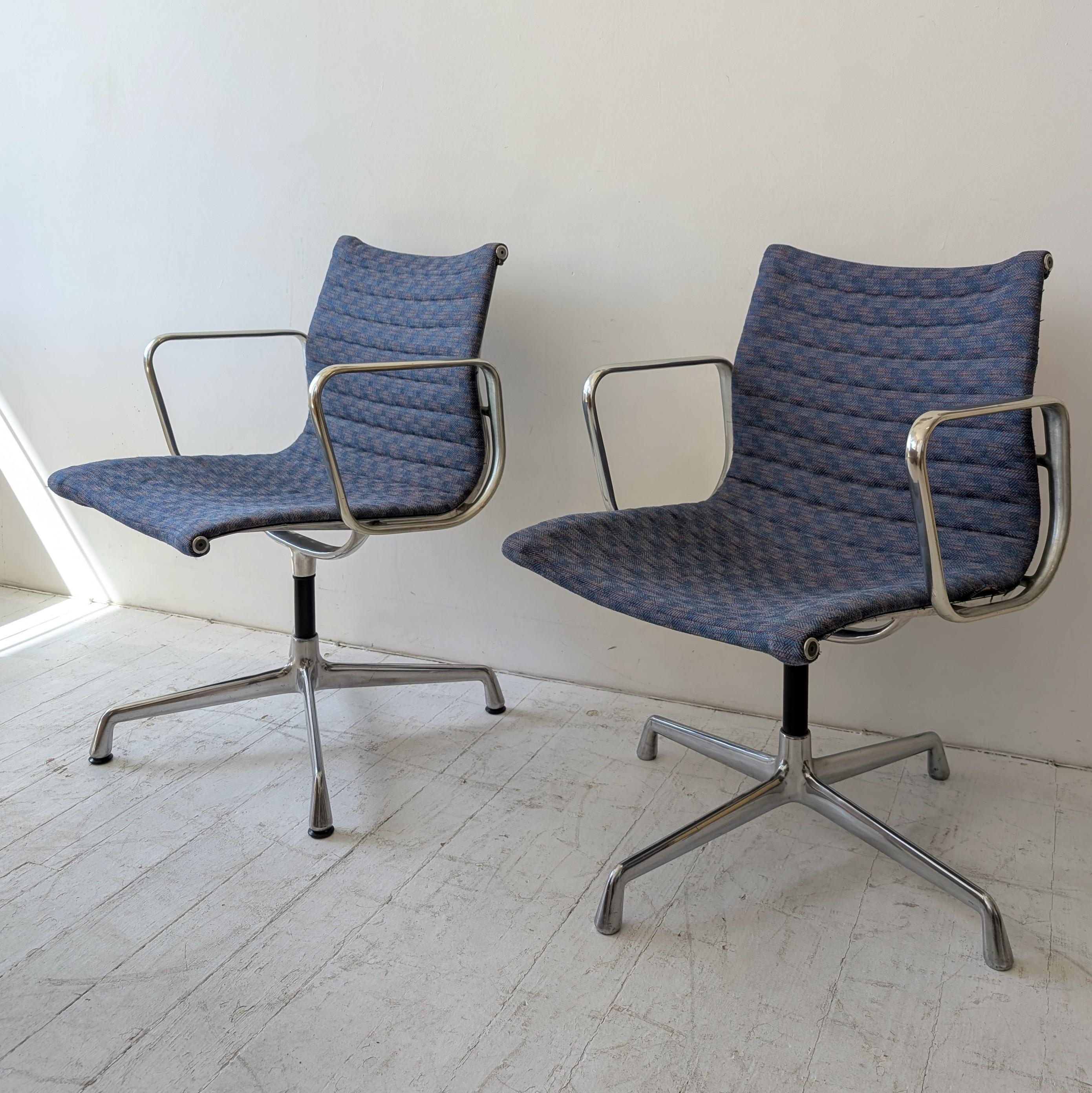 Eames Herman Miller EA108 Dreh-Schreibtischstühle, USA 1970er Jahre. Zwei verfügbar im Zustand „Gut“ im Angebot in Hastings, GB