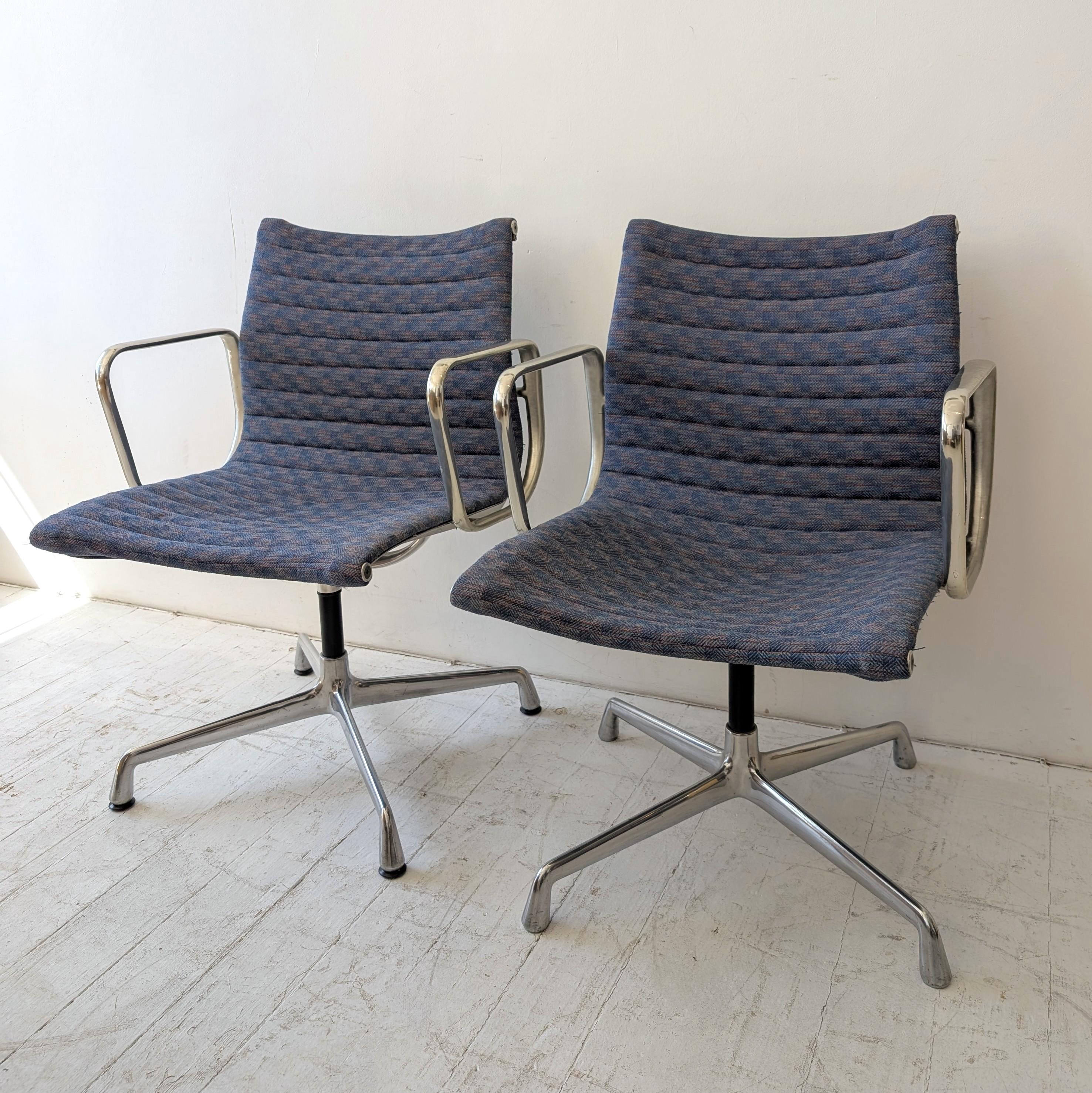 Eames Herman Miller EA108 Dreh-Schreibtischstühle, USA 1970er Jahre. Zwei verfügbar (20. Jahrhundert) im Angebot