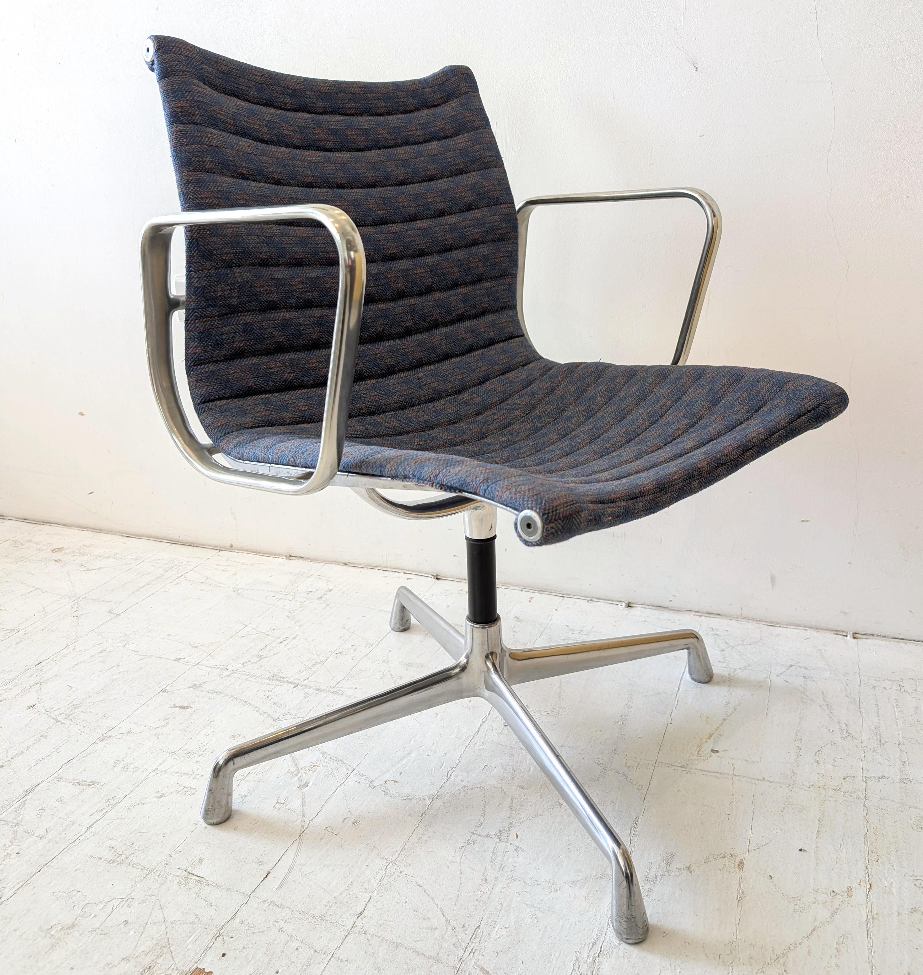Eames Herman Miller EA108 Dreh-Schreibtischstühle, USA 1970er Jahre. Zwei verfügbar (Aluminium) im Angebot