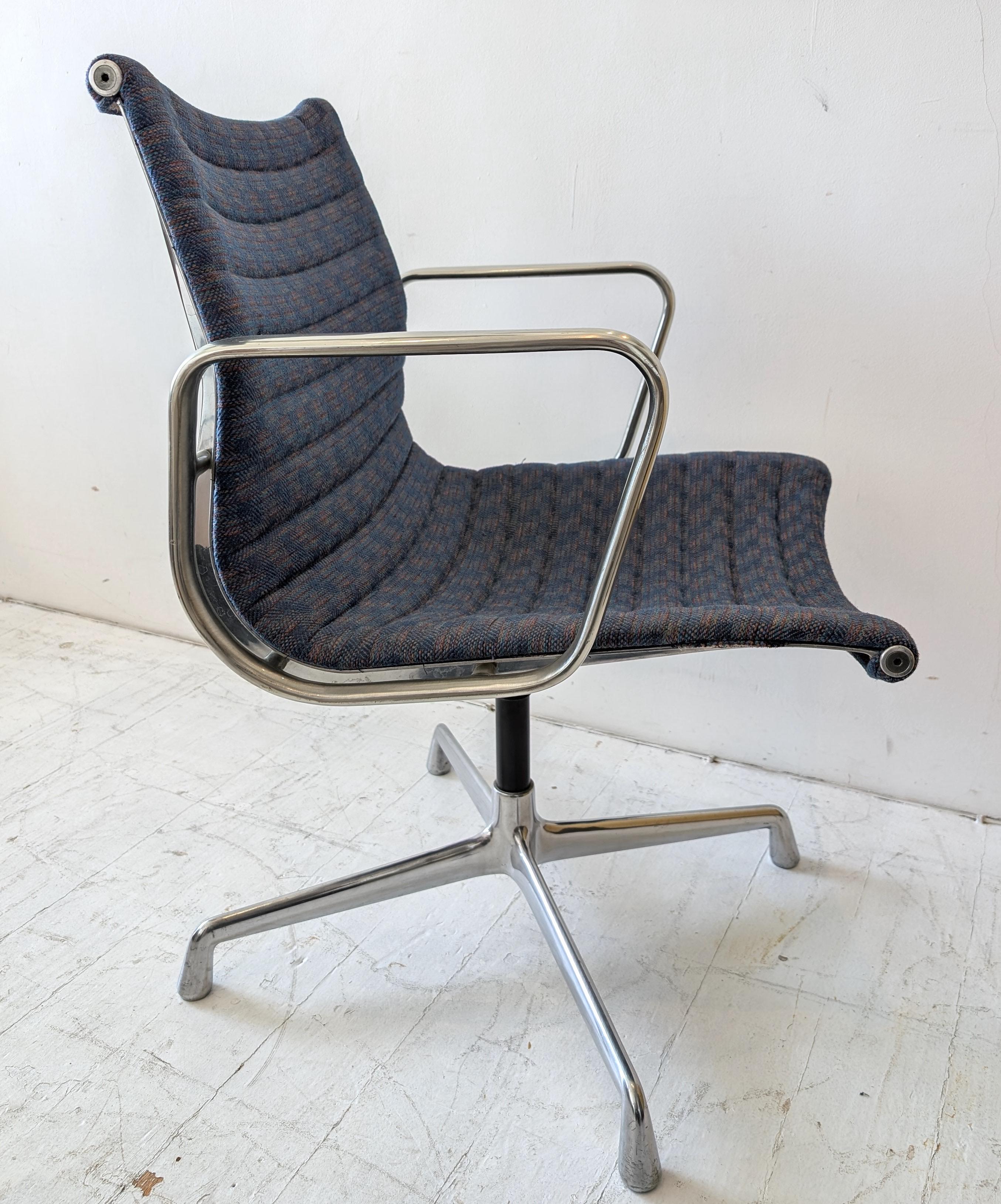 Eames Herman Miller EA108 Dreh-Schreibtischstühle, USA 1970er Jahre. Zwei verfügbar im Angebot 1