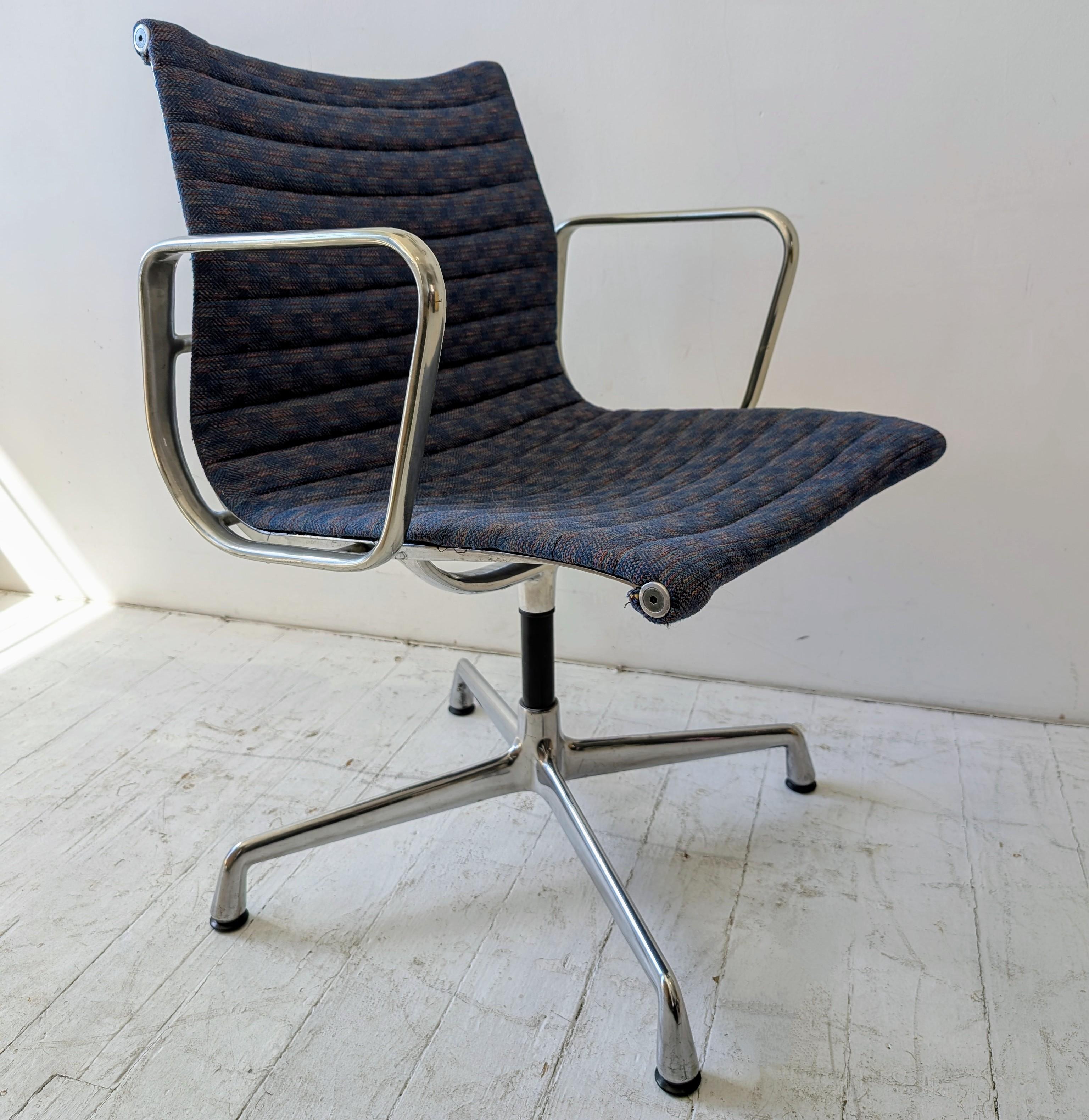 Eames Herman Miller EA108 Dreh-Schreibtischstühle, USA 1970er Jahre. Zwei verfügbar im Angebot 2