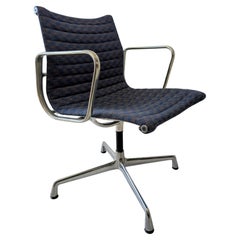 Eames Herman Miller EA108 Dreh-Schreibtischstühle, USA 1970er Jahre. Zwei verfügbar
