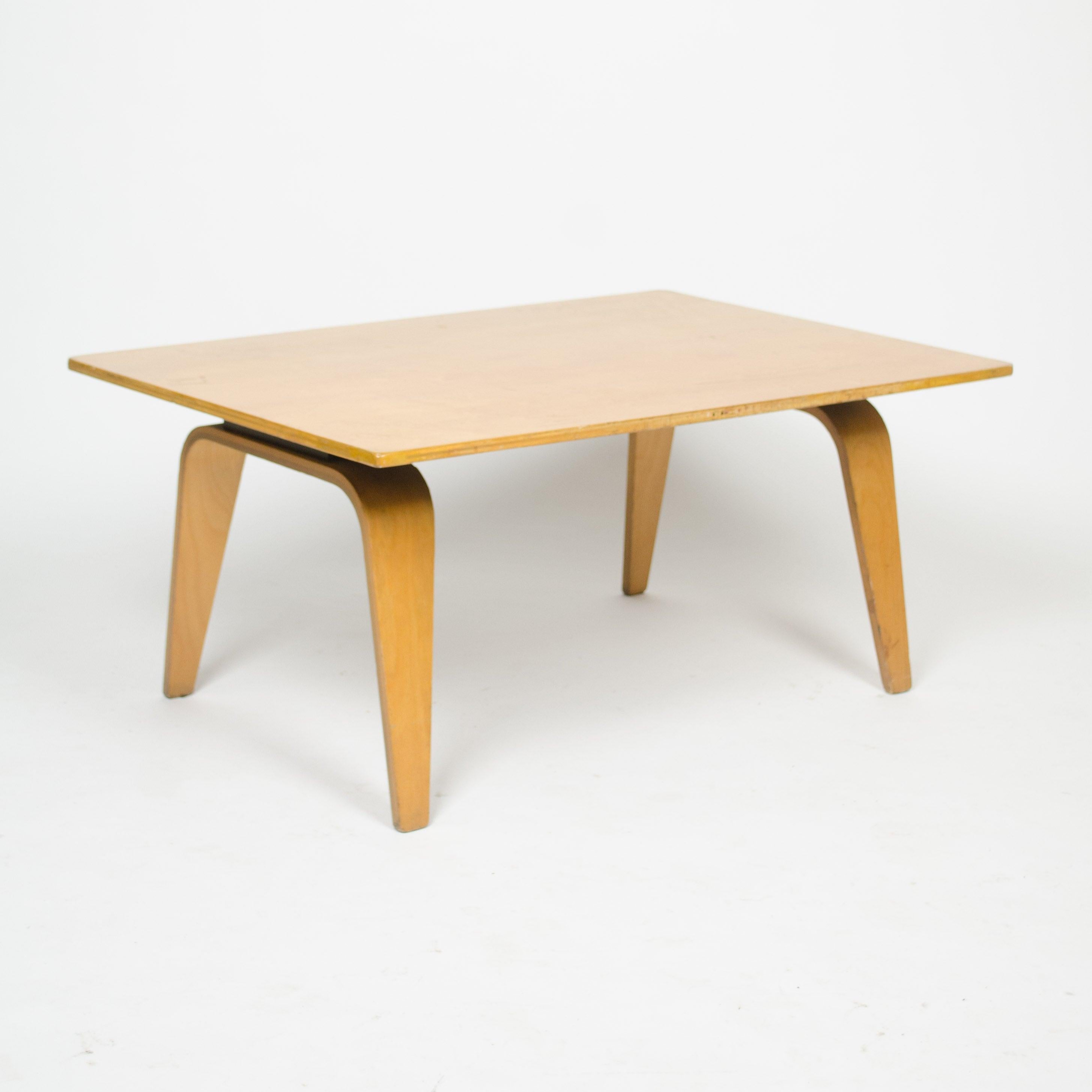 Listed for sale is an original maple Eames OTW coffee table, produced by Evans approx. 1946. This particular example is all original. The table has been well cared for and shows some wear as noted in photos.

These tables are tremendously rare,