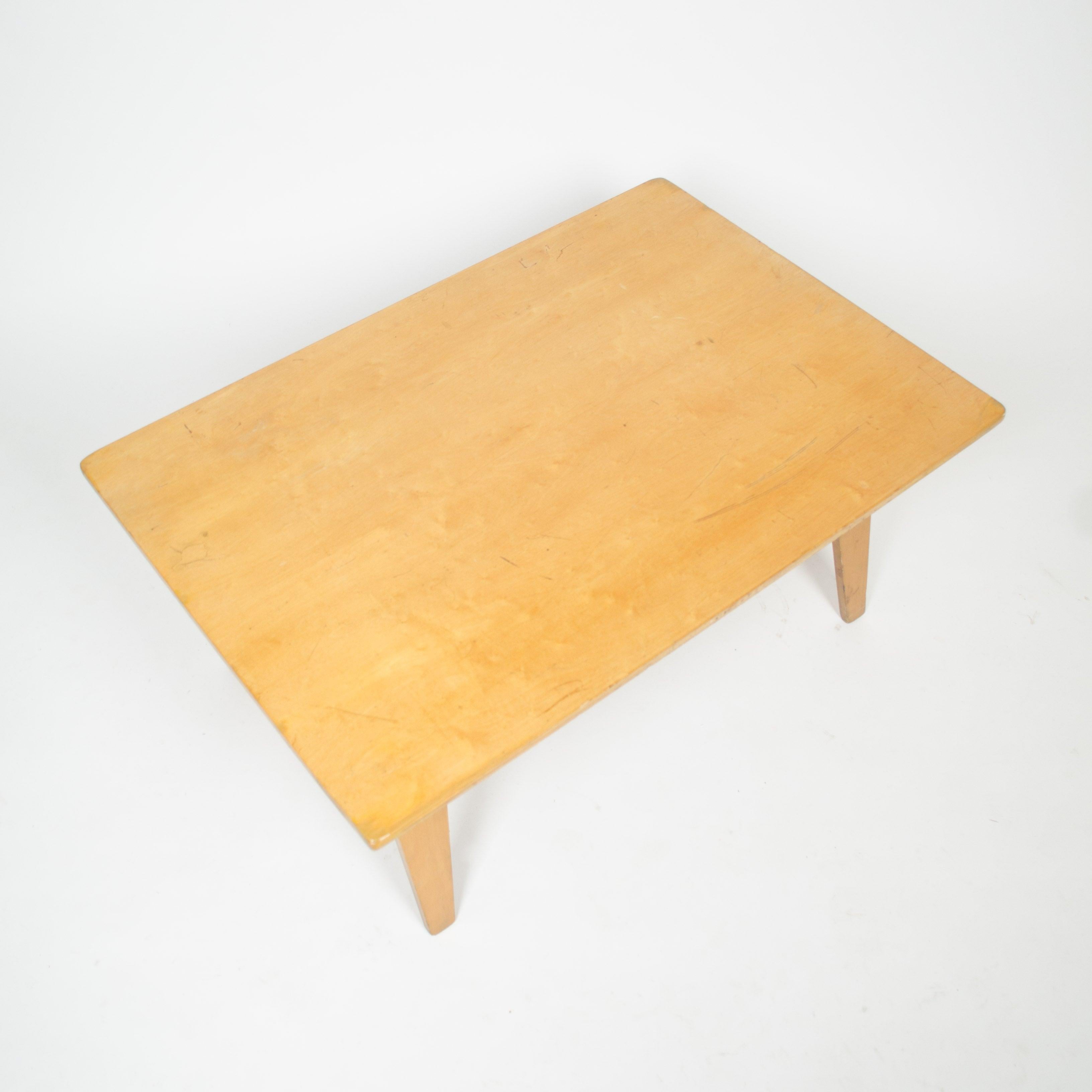 Eames Herman Miller Evans OTW 1946 Coffee Table Maple Cinema Prop In Good Condition For Sale In Philadelphia, PA