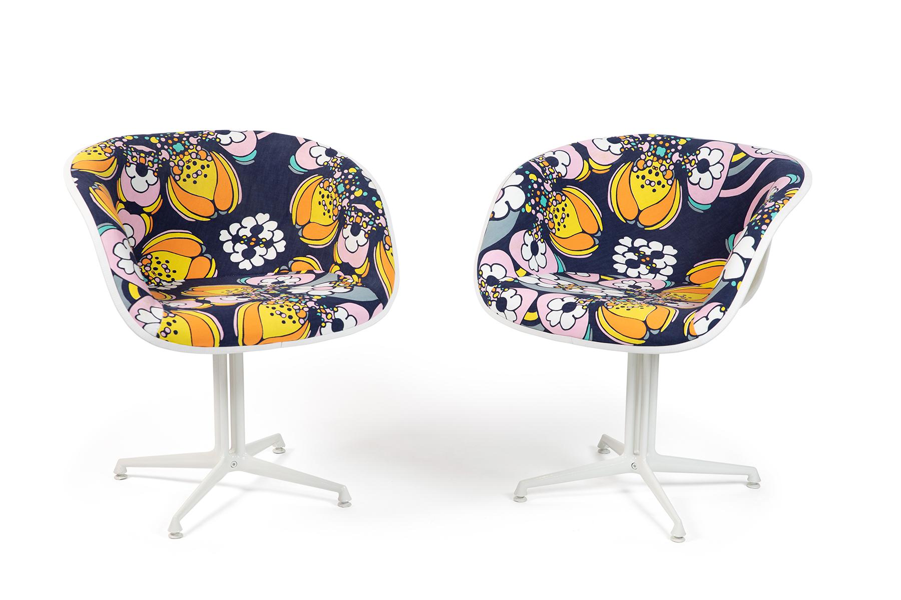 Ein Paar La Fonda-Stühle von Charles & Ray Eames für Herman Miller, ca. Mitte der 1960er Jahre. Diese seltenen Exemplare haben ein weiß pulverbeschichtetes La Fonda-Untergestell und sind mit einem verspielten psychedelischen Peter Max-Stoff