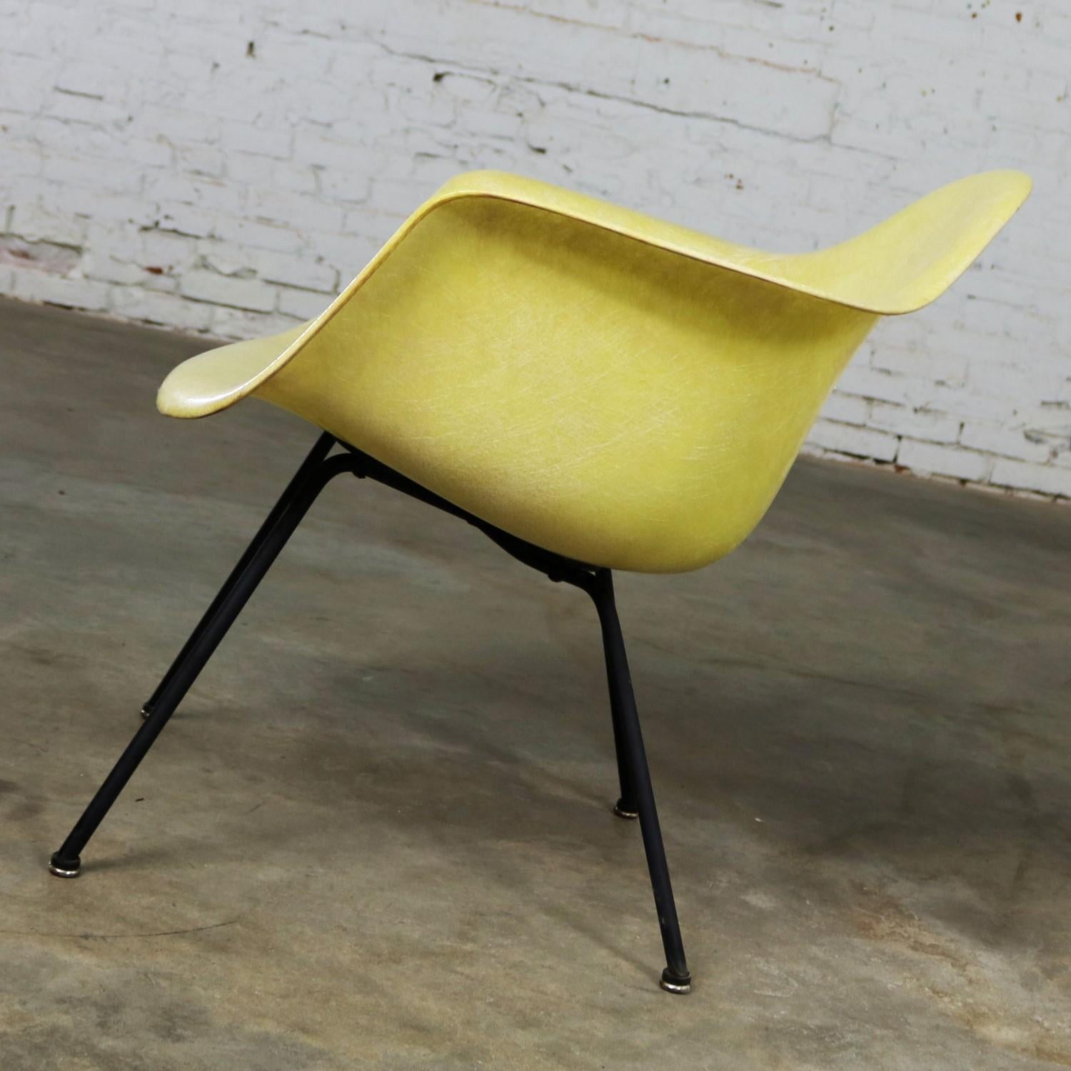 Milieu du XXe siècle Chaise Eames Herman Miller LAX à bras en fibre de verre X base Zenith Rope Edge en vente