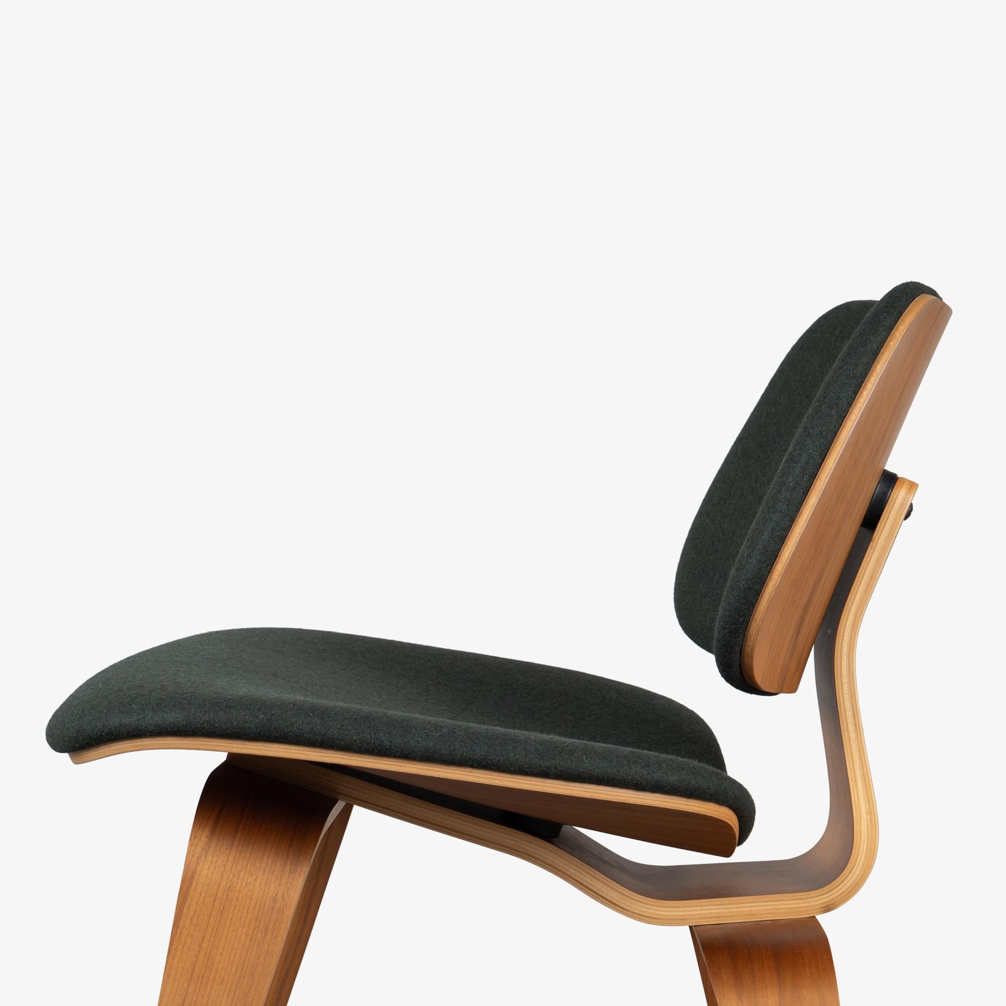 Paire de chaises longues Eames Herman Miller LCW en laine vert forêt britannique en vente 3