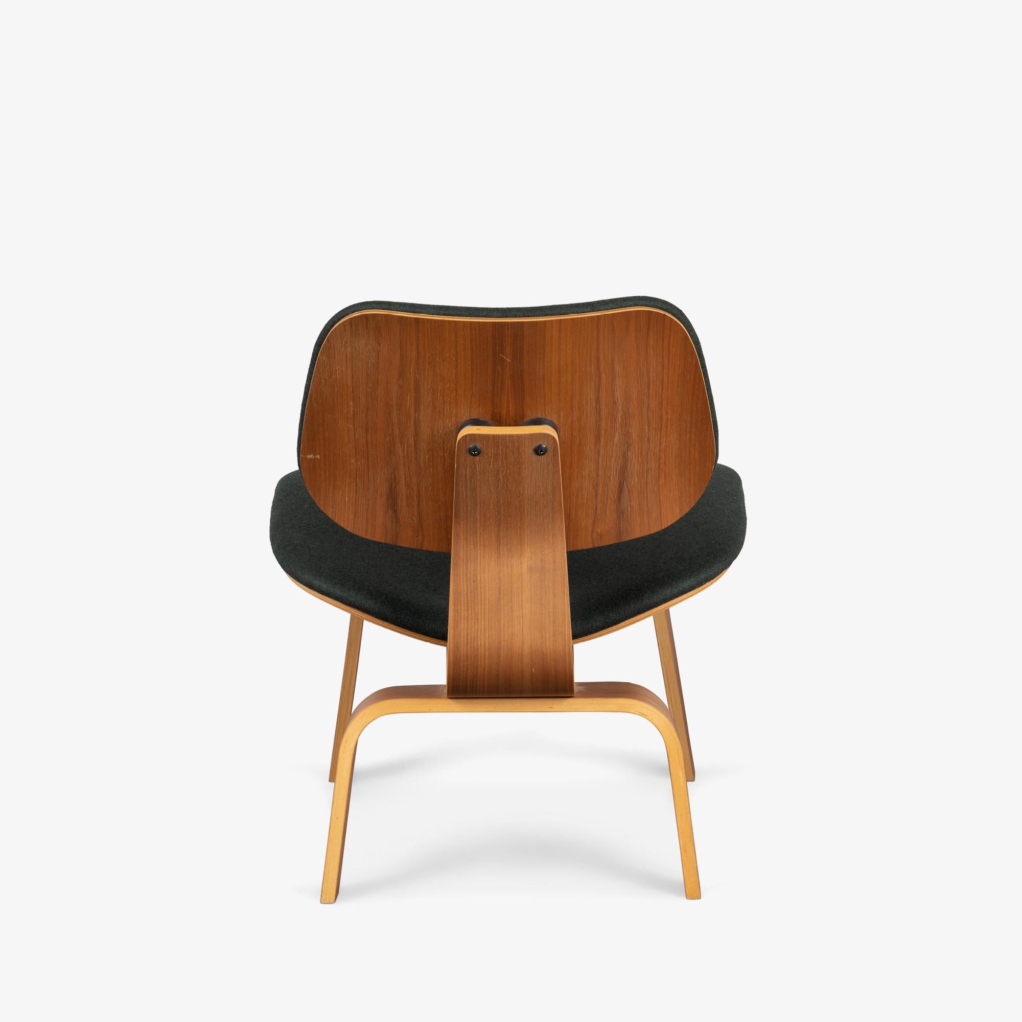 Tissu Paire de chaises longues Eames Herman Miller LCW en laine vert forêt britannique en vente