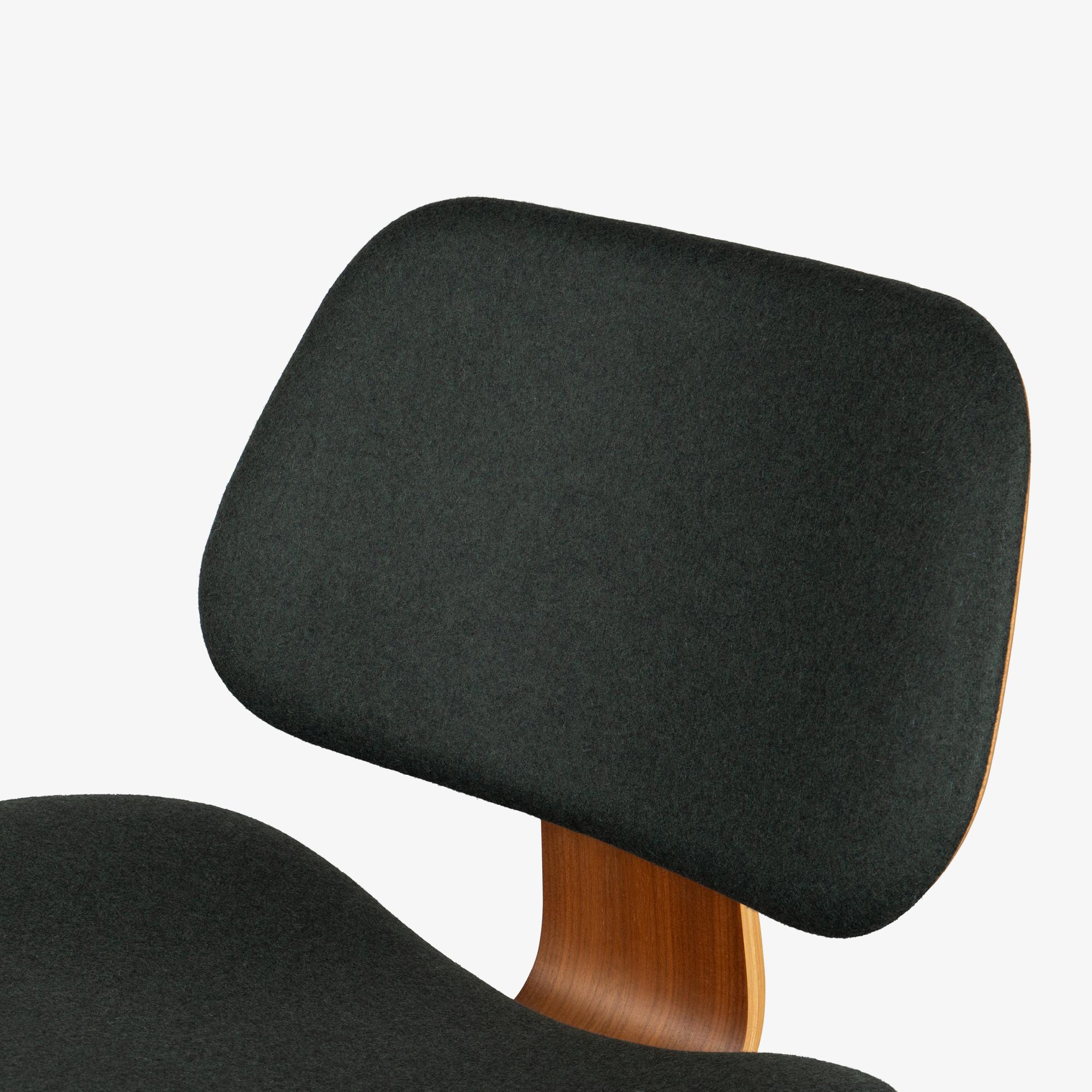 Paire de chaises longues Eames Herman Miller LCW en laine vert forêt britannique en vente 2
