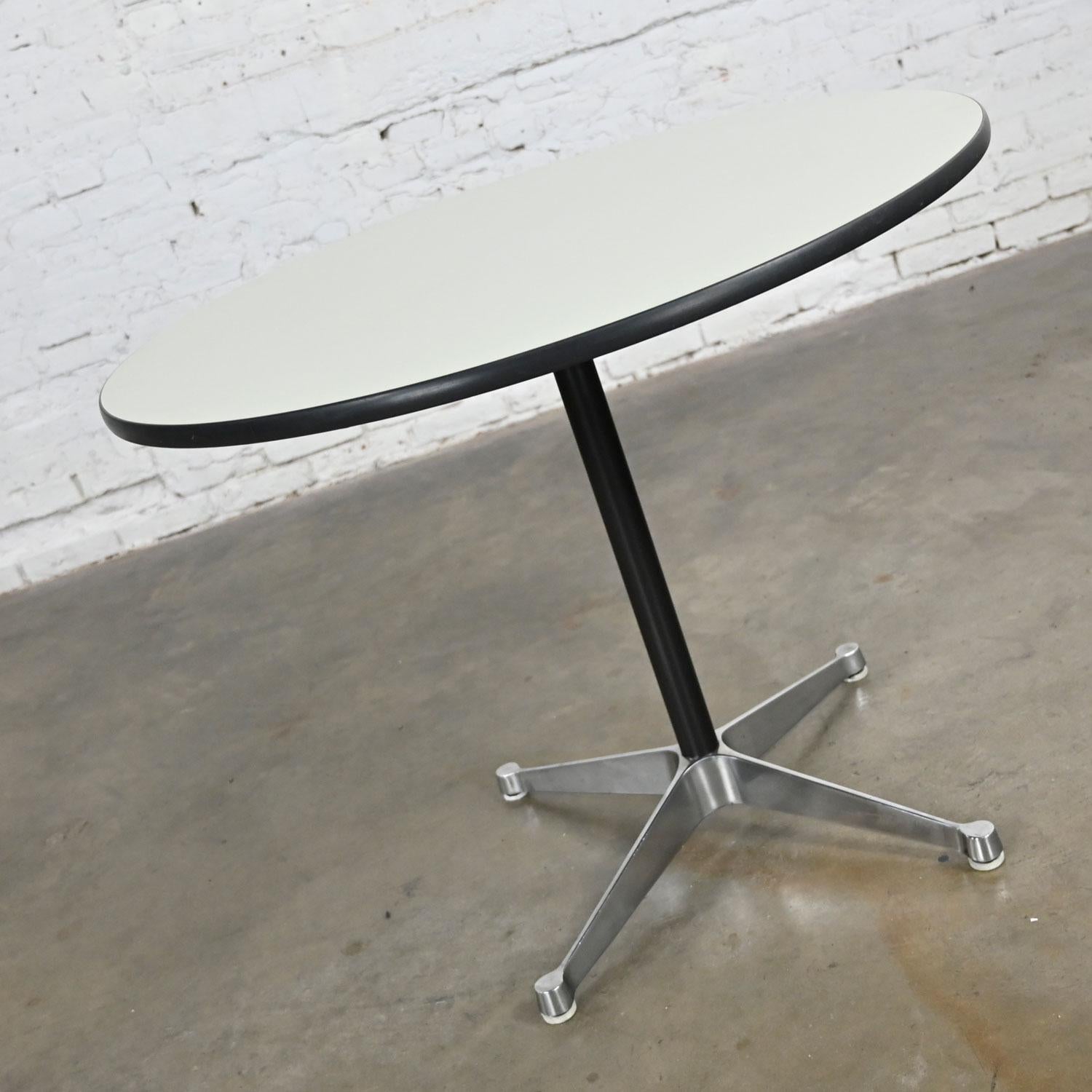 Table Vintage Eames Herman Miller MCM Aluminum Group 4 Prong Contract Base White Laminate Top

Magnifique table vintage Eames for Herman Miller mid-century modern Aluminum Group 4 prong chrome Contract base with black shaft and white laminate tops