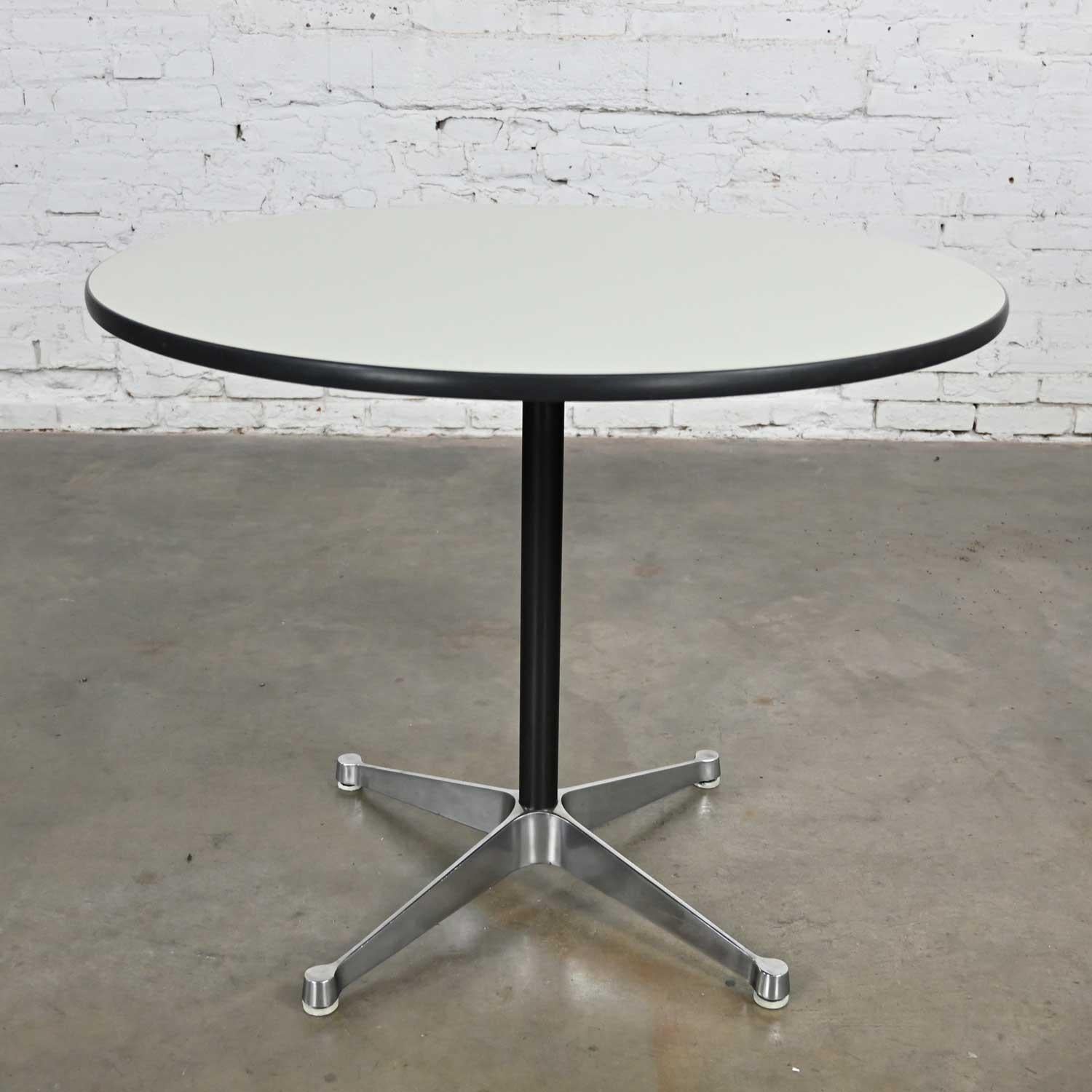 Mid-Century Modern Tables de groupe en aluminium noir et blanc à base contractuelle Eames Herman Miller MCM en vente