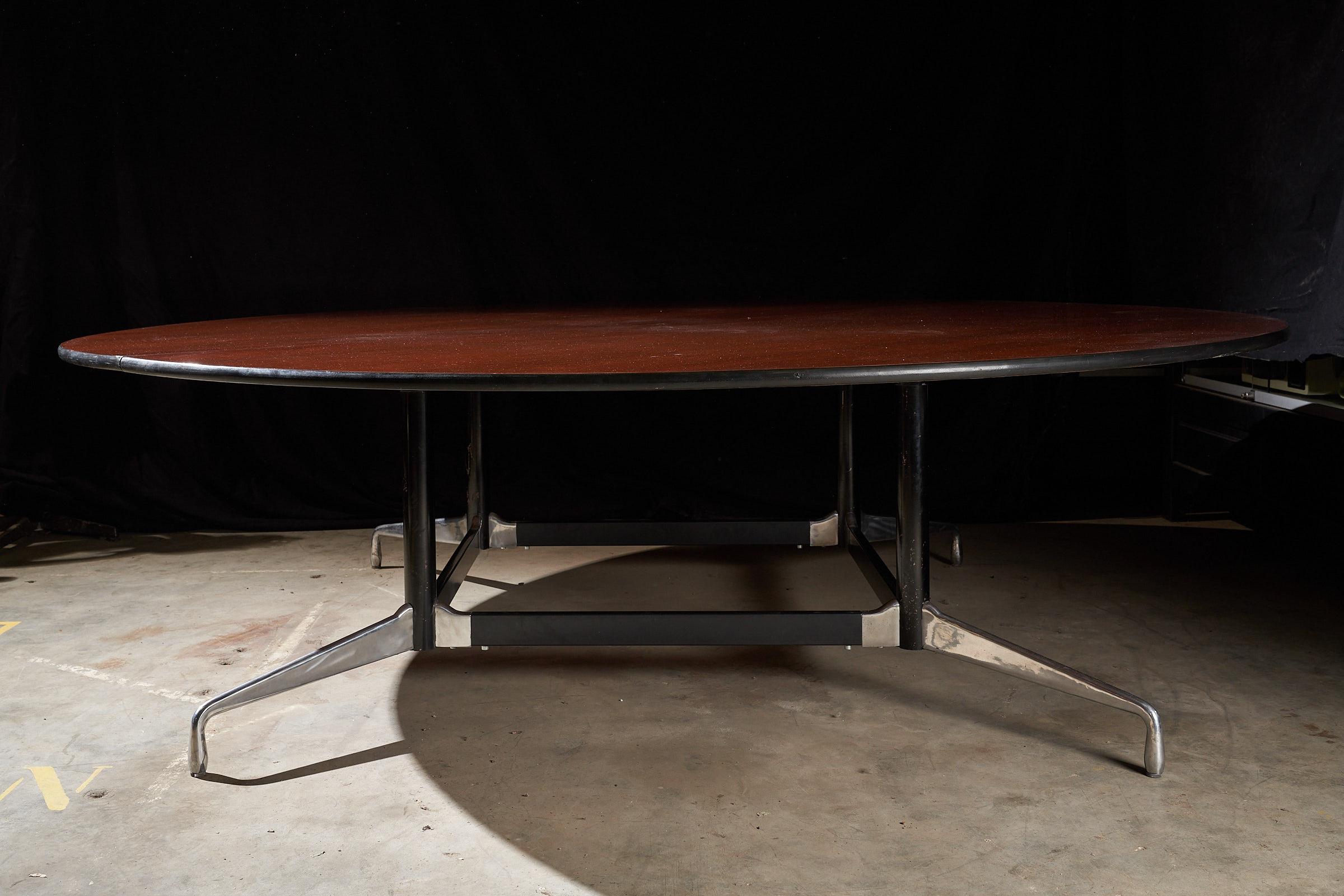 Wir stellen den großen Konferenztisch von Herman Miller Eames vor, der mit seiner beeindruckenden Größe und seinem zeitlosen Charme die Aufmerksamkeit auf sich zieht. Die hölzerne Tischplatte, die auf den beigefügten Bildern zu sehen ist, ist in