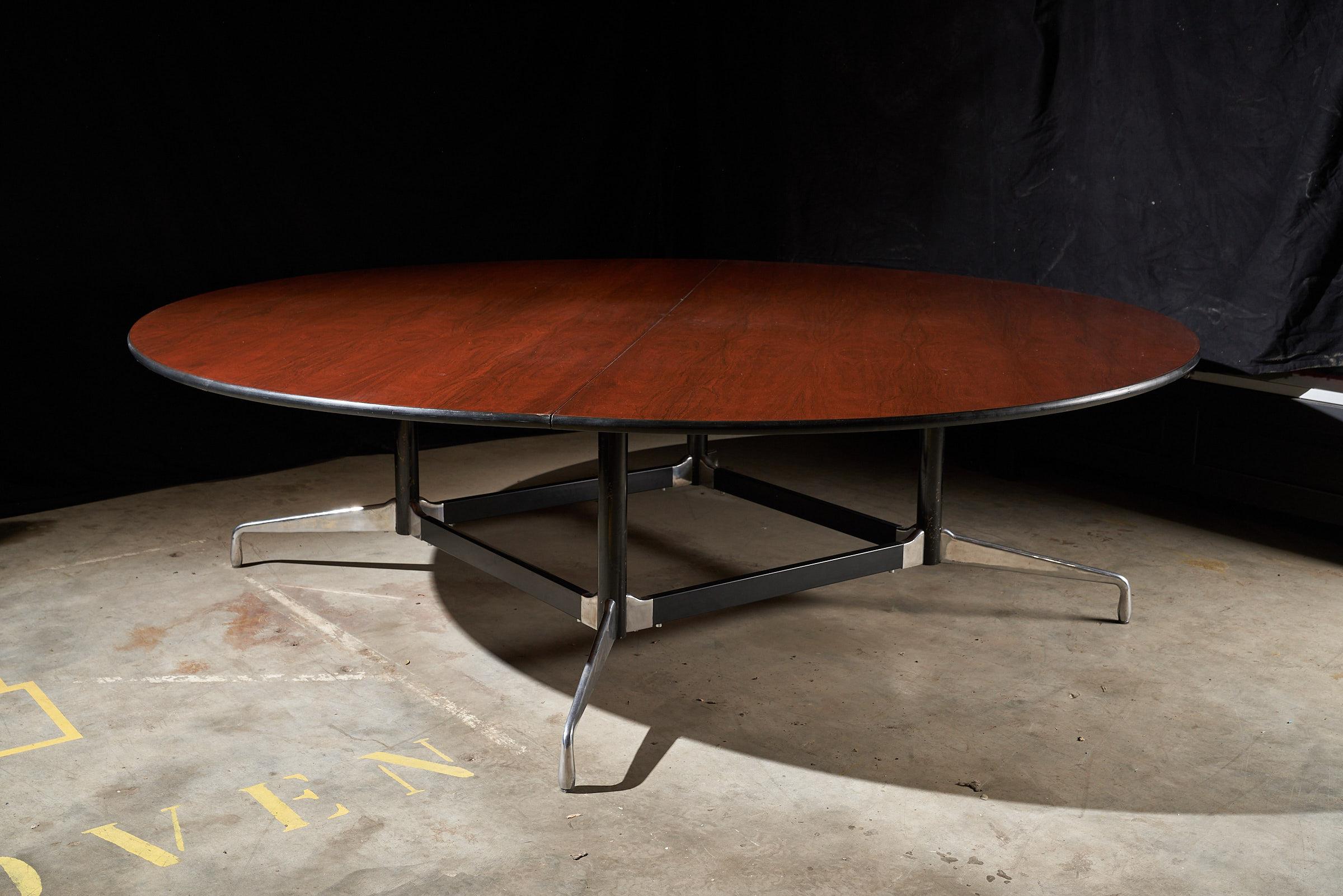Mesa de comedor Eames Herman Miller Mid Century Conference, años 60 245 cm de diámetro Hecho a mano en venta