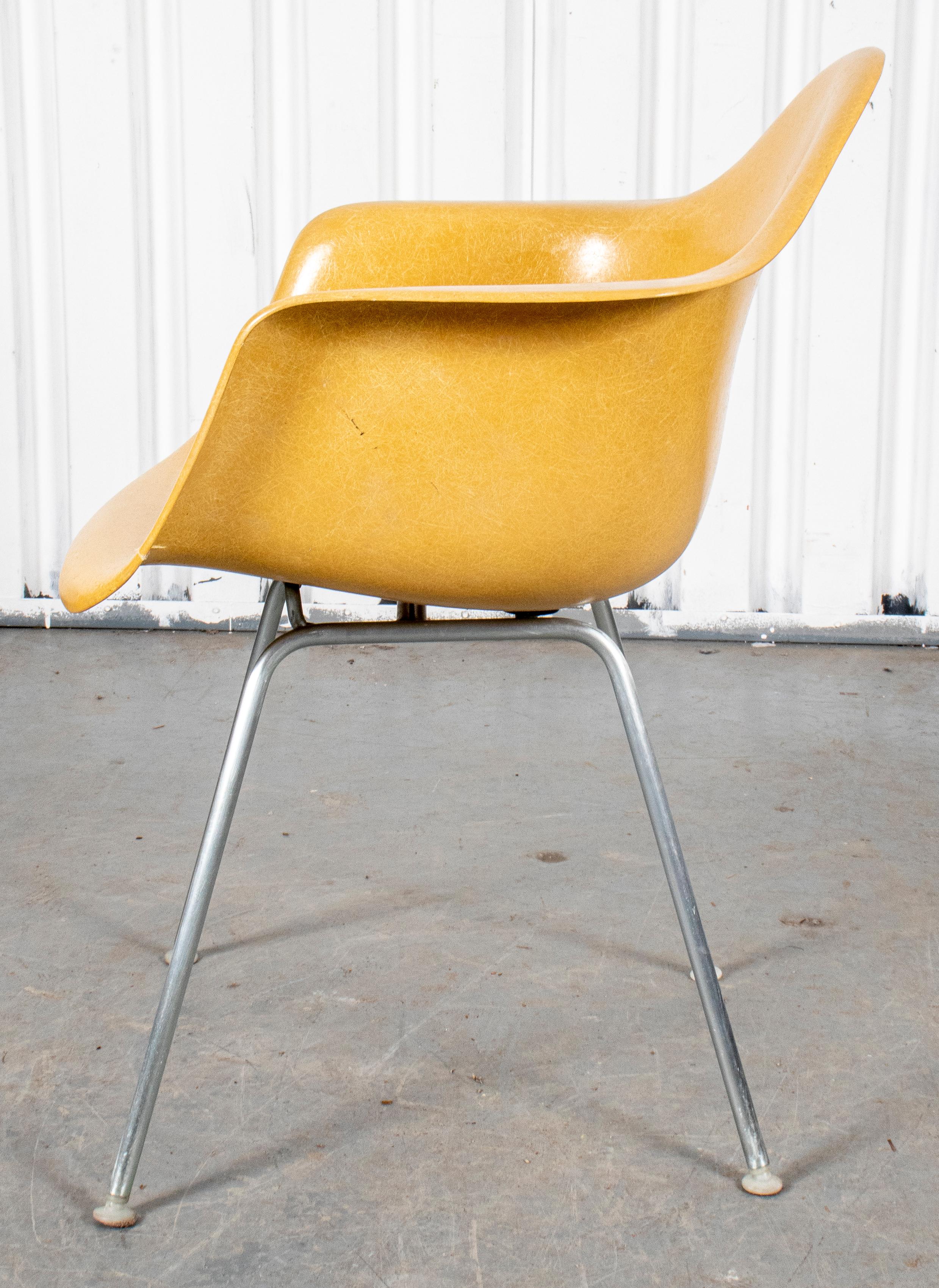 Eames Herman Miller Mid-Century Shell Chair In Good Condition For Sale In New York, NY