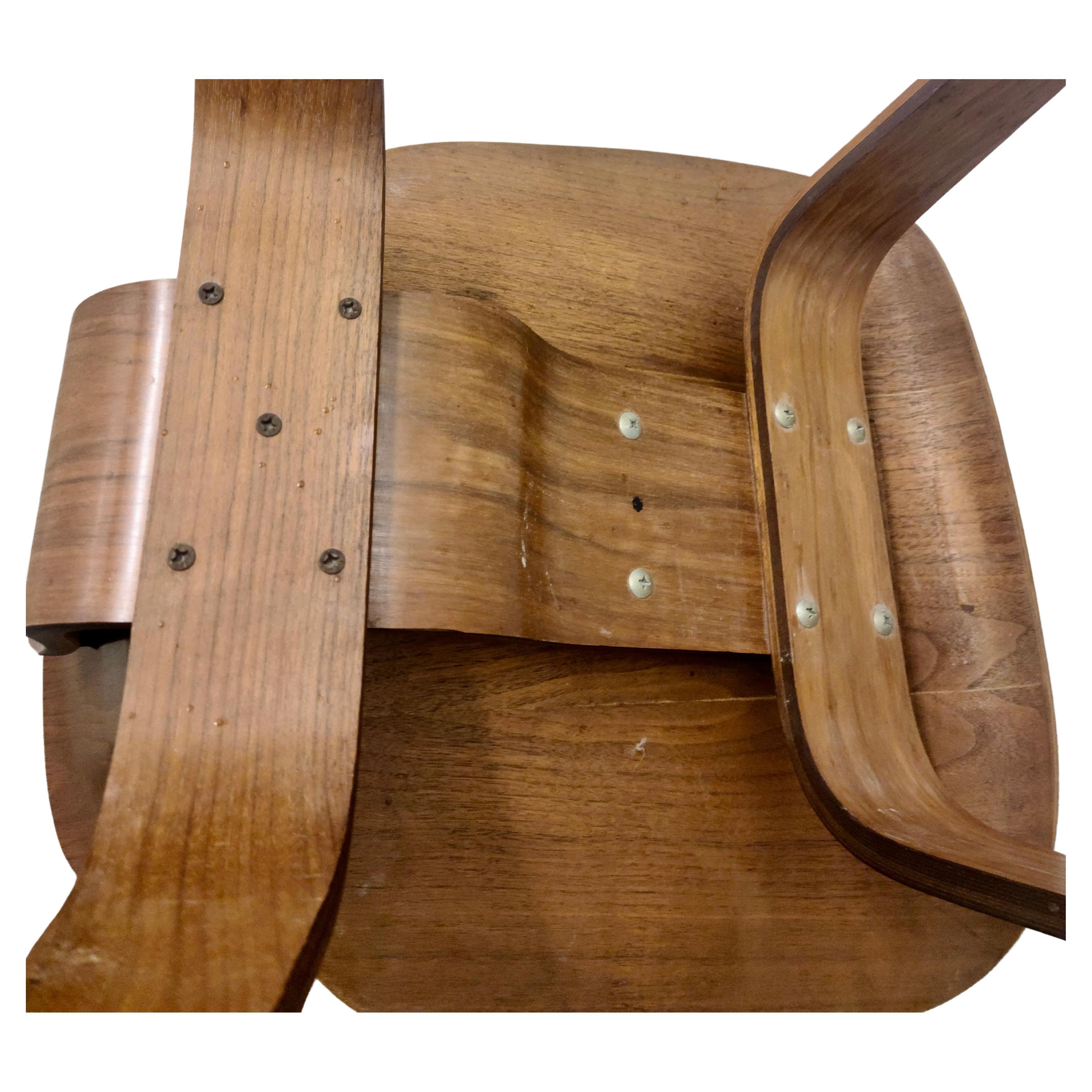 Chaise de salle à manger Eames Herman Miller en contreplaqué moulé Noyer DCW Wood en vente 3