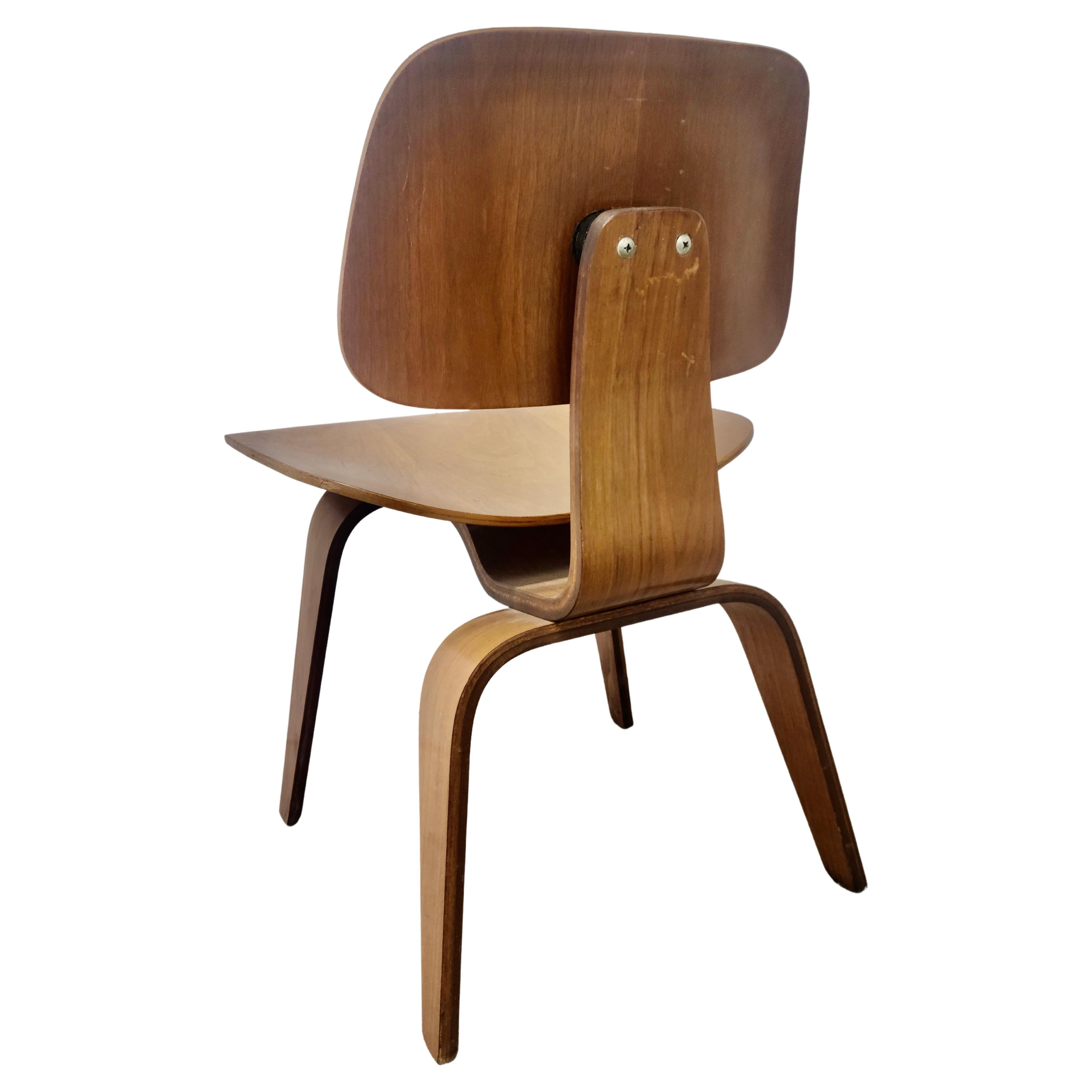 Acier Chaise de salle à manger Eames Herman Miller en contreplaqué moulé Noyer DCW Wood en vente