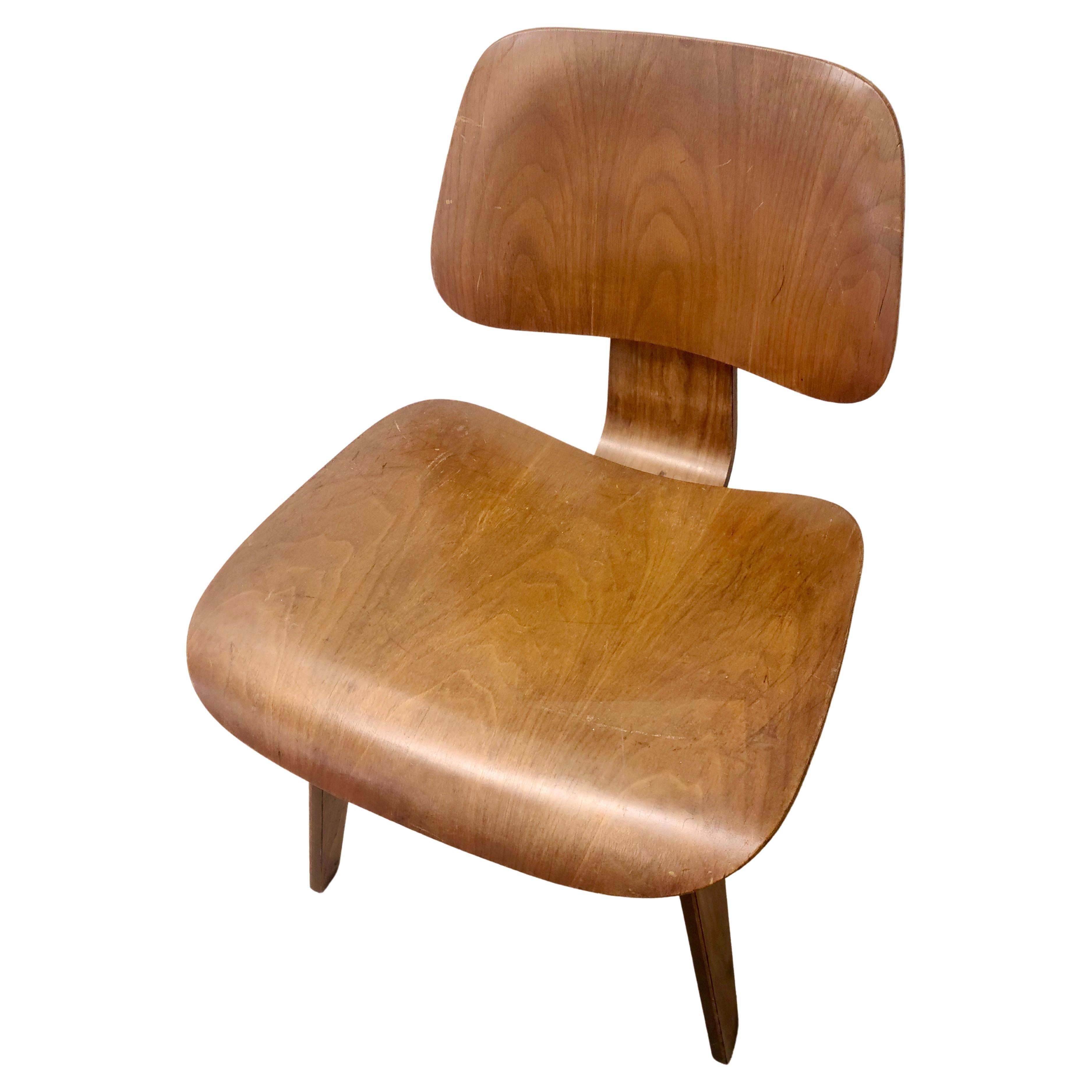Milieu du XXe siècle Chaise de salle à manger Eames Herman Miller en contreplaqué moulé Noyer DCW Wood en vente