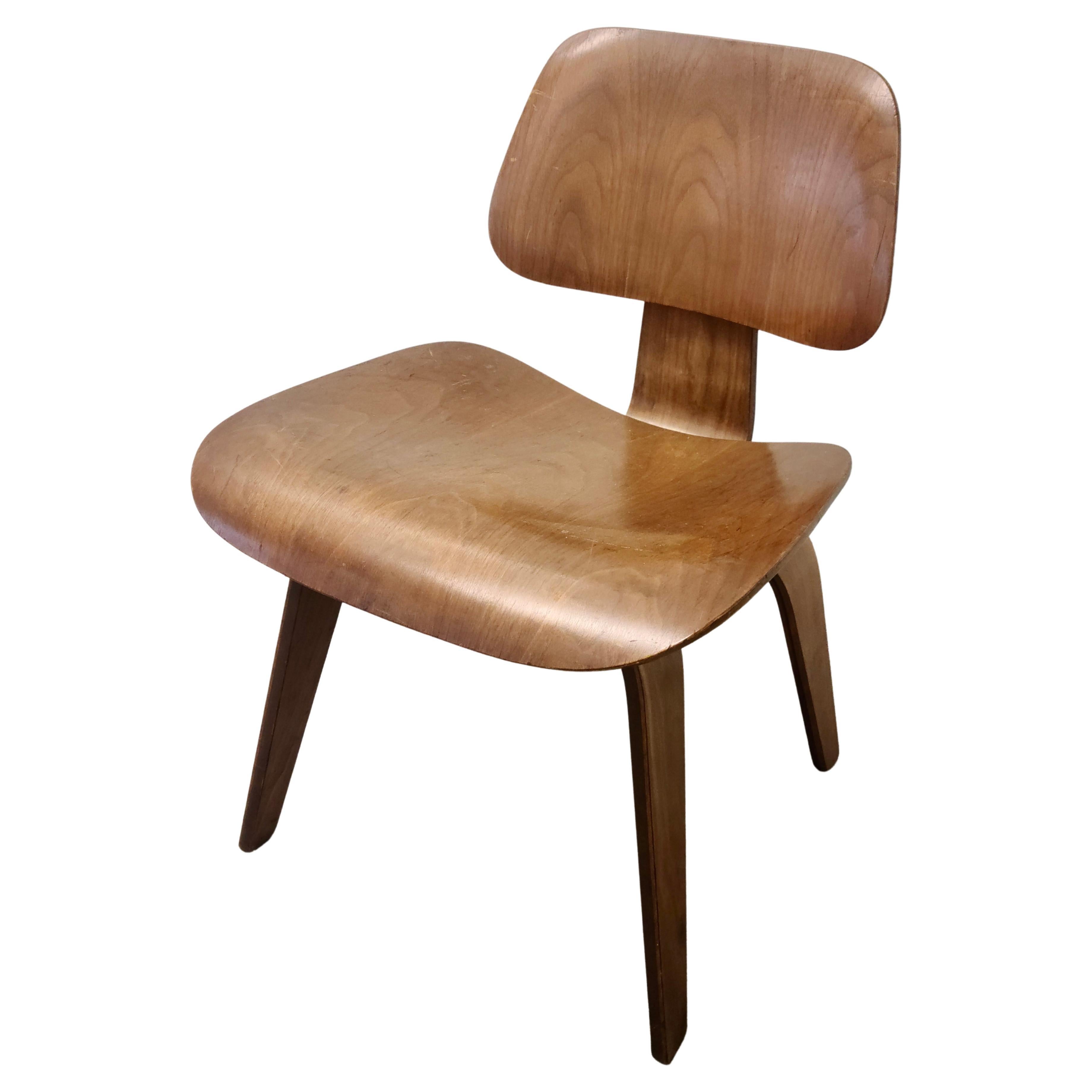 Eames Herman Miller Molded Plywood Walnut DCW Dining Chair Wood In Good Condition In Fraser, MI