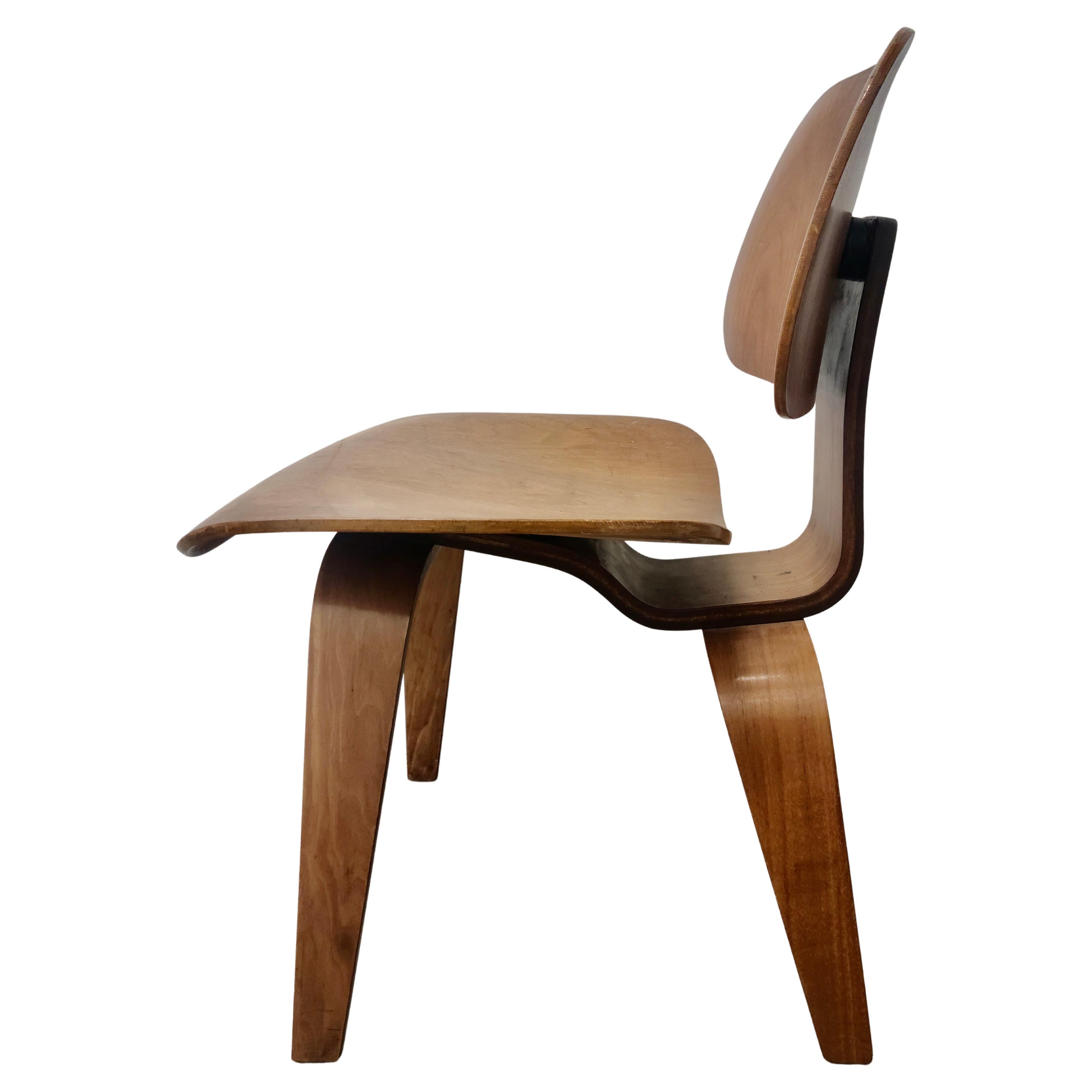 Chaise de salle à manger Eames Herman Miller en contreplaqué moulé Noyer DCW Wood en vente