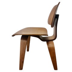 Eames Herman Miller DCW Esszimmerstuhl aus geformtem Sperrholz, Nussbaumholz, DCW, Holz