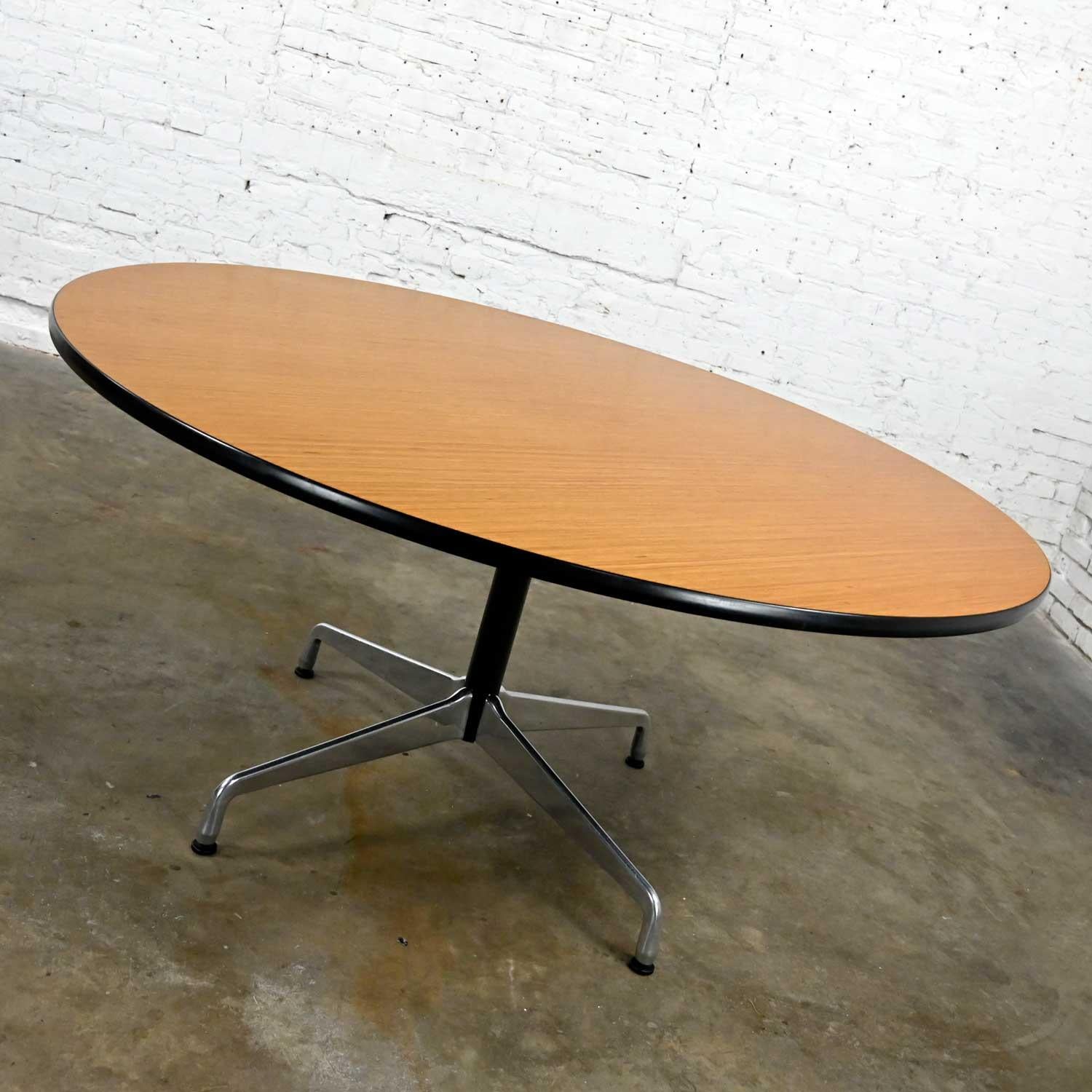 Mid-Century Modern Eames Herman Miller Natural Oak Round Top Table Black & Alum Universal Base