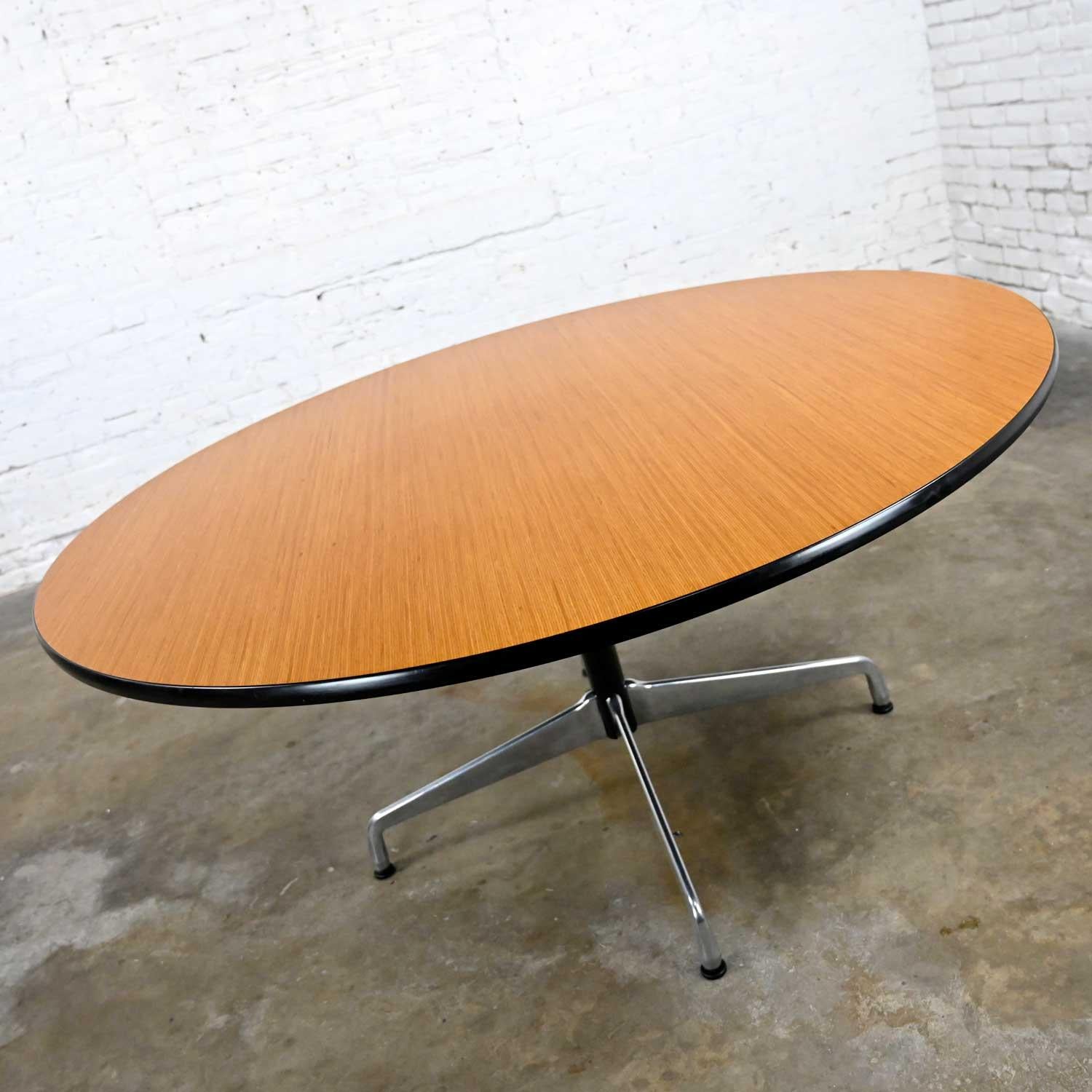 American Eames Herman Miller Natural Oak Round Top Table Black & Alum Universal Base