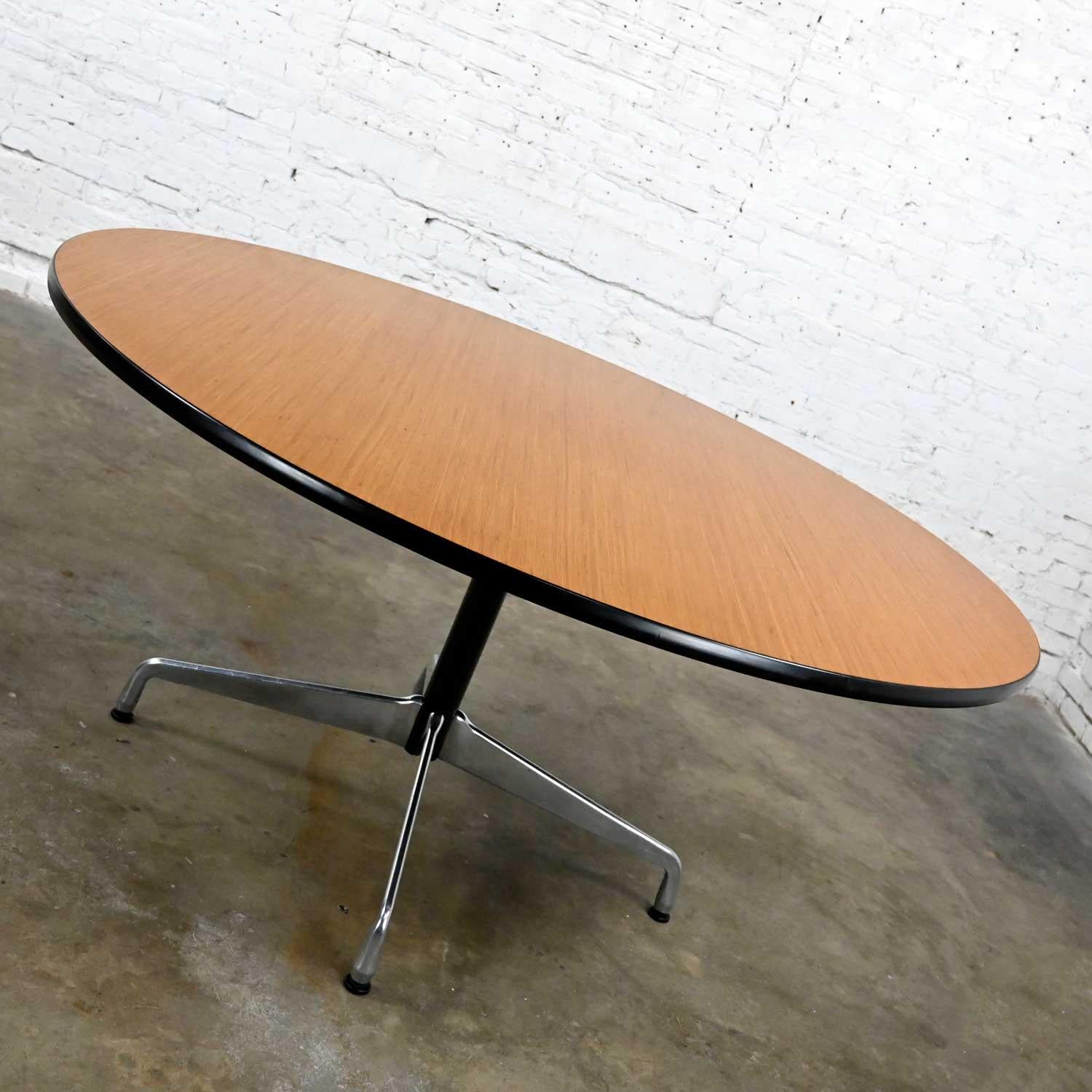 Veneer Eames Herman Miller Natural Oak Round Top Table Black & Alum Universal Base