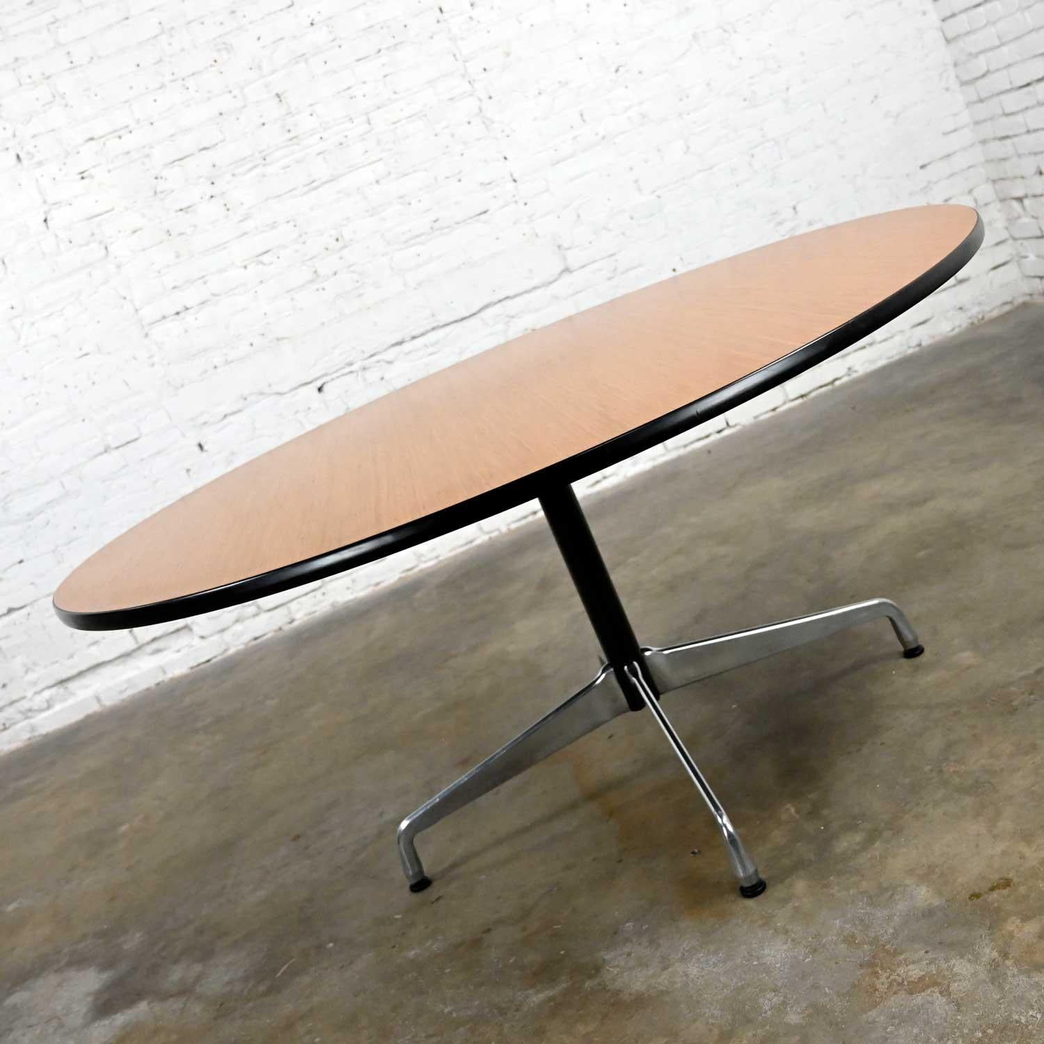 Eames Herman Miller Natural Oak Round Top Table Black & Alum Universal Base In Good Condition In Topeka, KS
