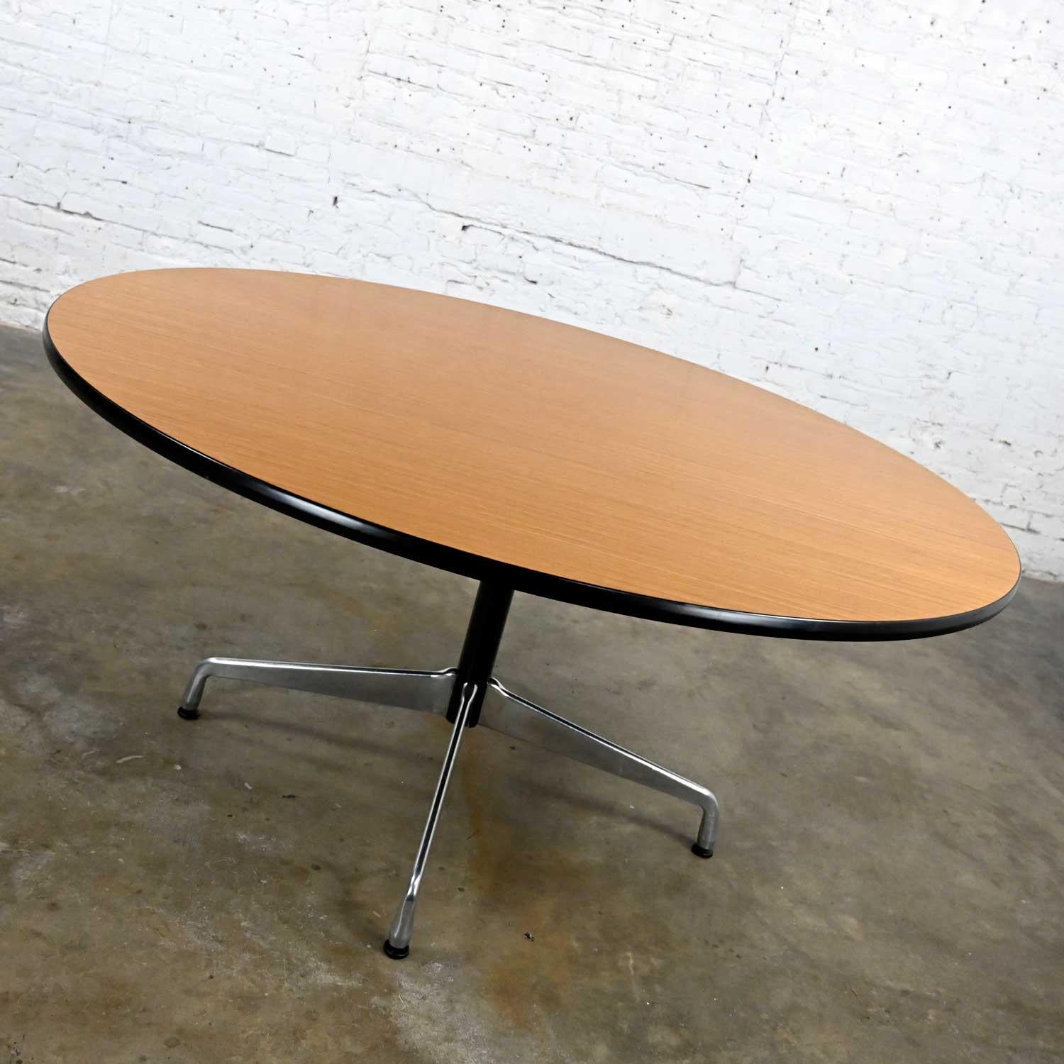 Metal Eames Herman Miller Natural Oak Round Top Table Black & Alum Universal Base