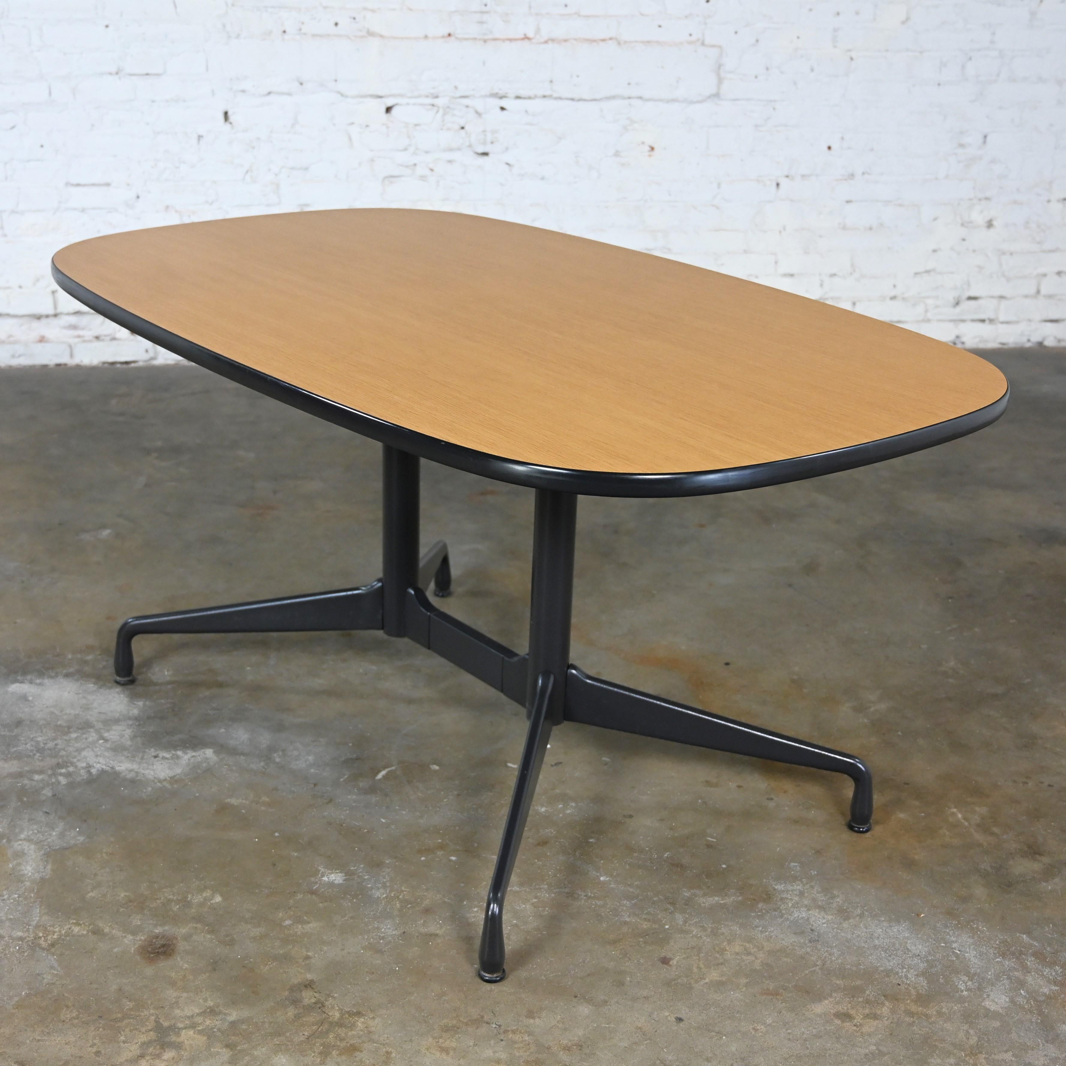 Eames Herman Miller Oval Conference Dining Table Universal Segmented Laminate #2 For Sale 4