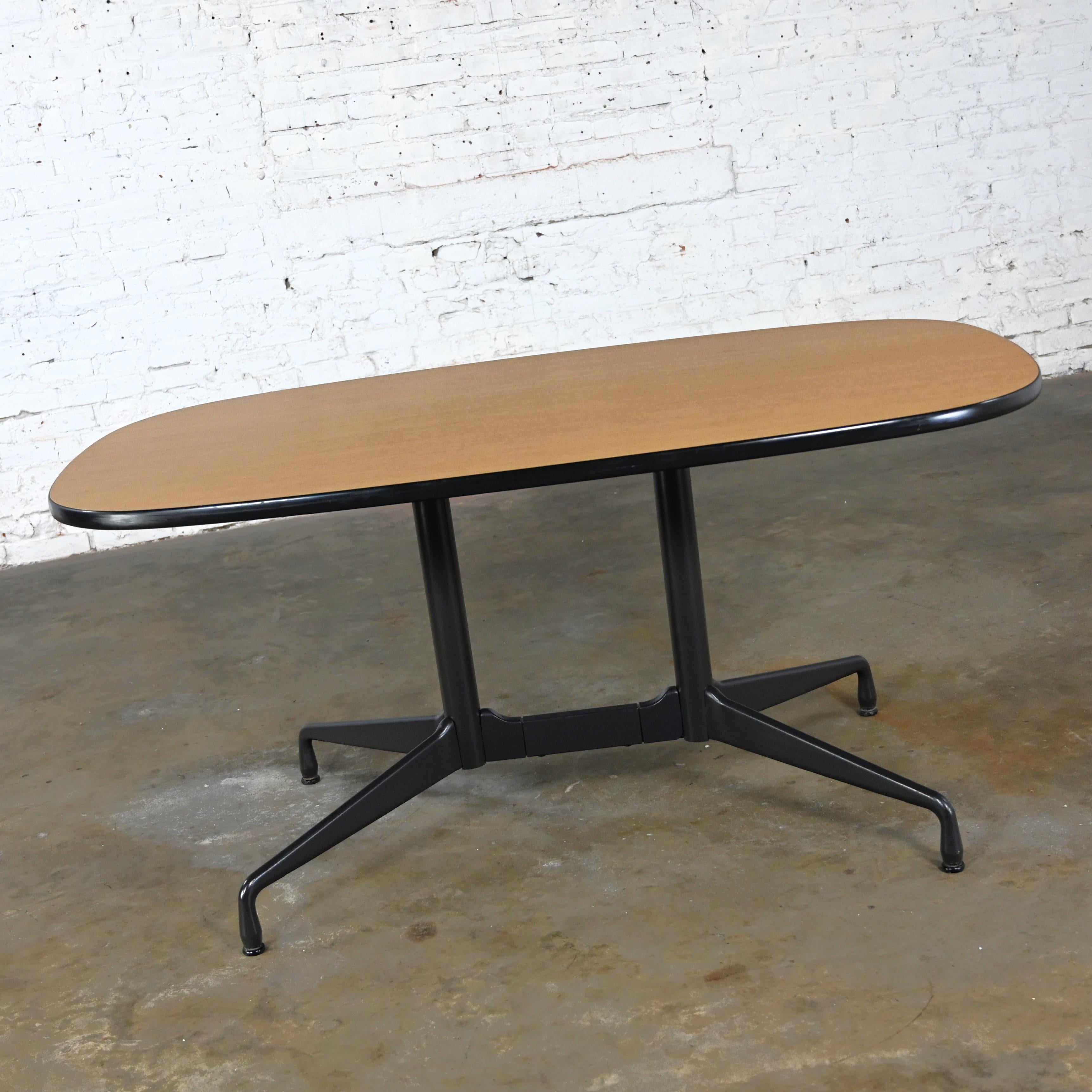 Mid-Century Modern Table de conférence ovale Eames Herman Miller Universal Segmented Laminate #2 en vente