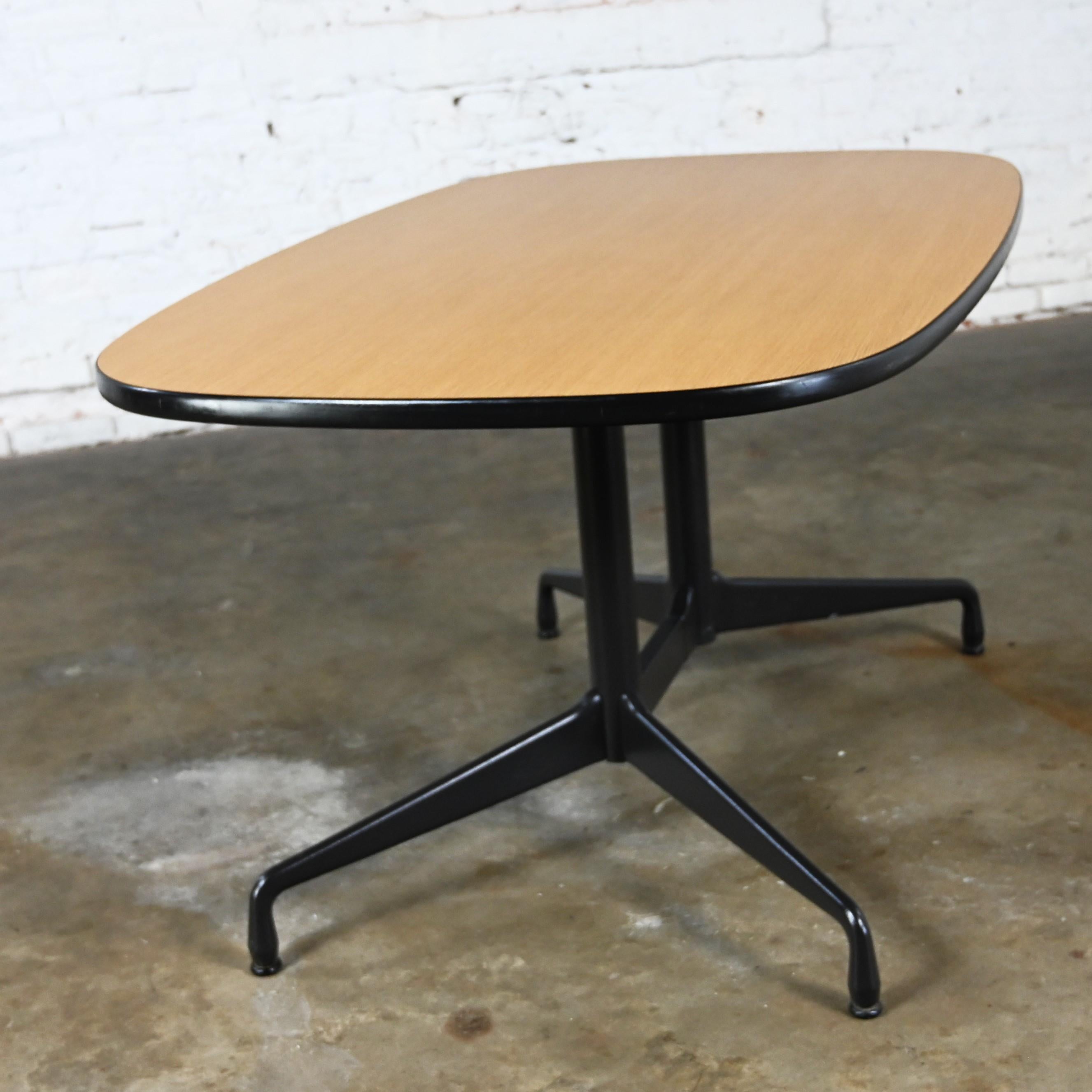 20th Century Eames Herman Miller Oval Conference Dining Table Universal Segmented Laminate #2 For Sale