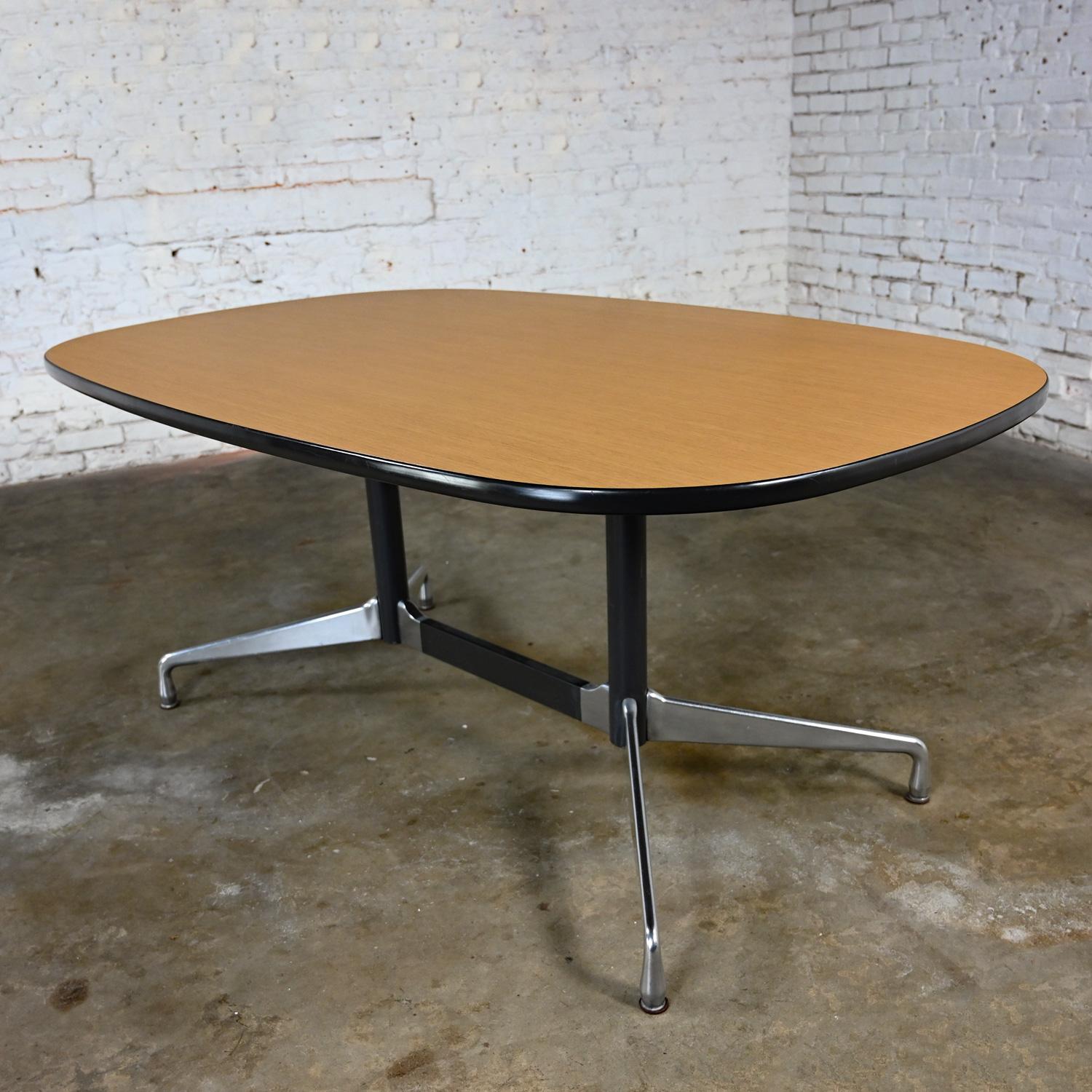 Eames Herman Miller Oval Conference Dining Table Universal Segmented Laminate  4