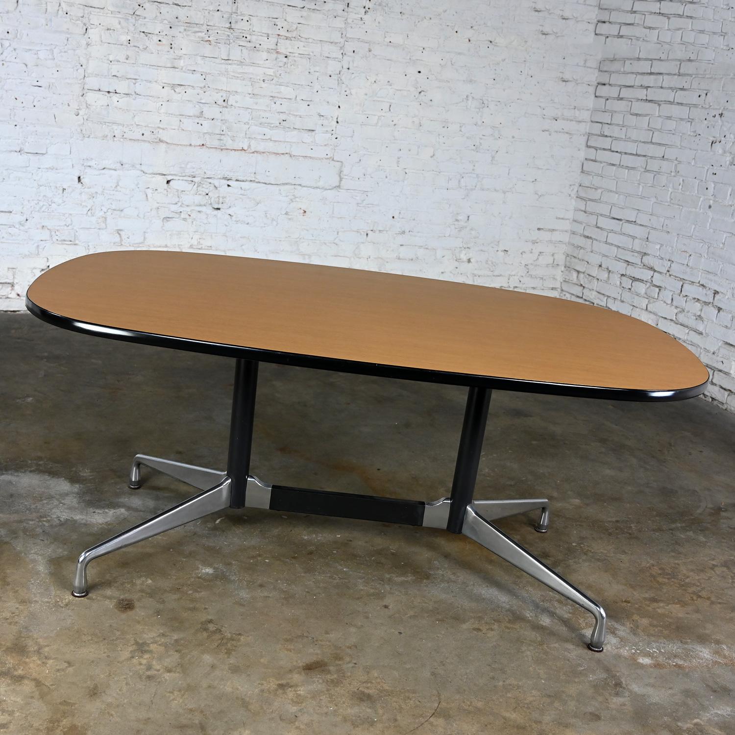 Eames Herman Miller Oval Conference Dining Table Universal Segmented Laminate  In Good Condition In Topeka, KS