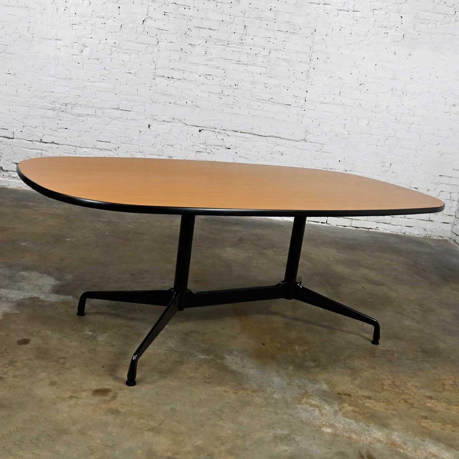 eames oval table