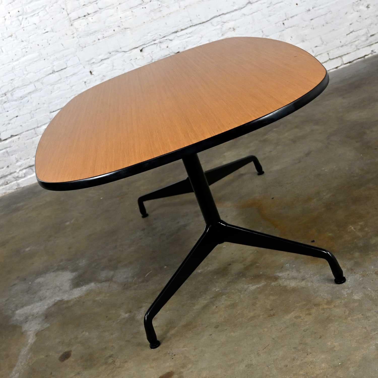 Mid-Century Modern Eames Herman Miller Oval Conference or Dining Table Universal Segmented Base