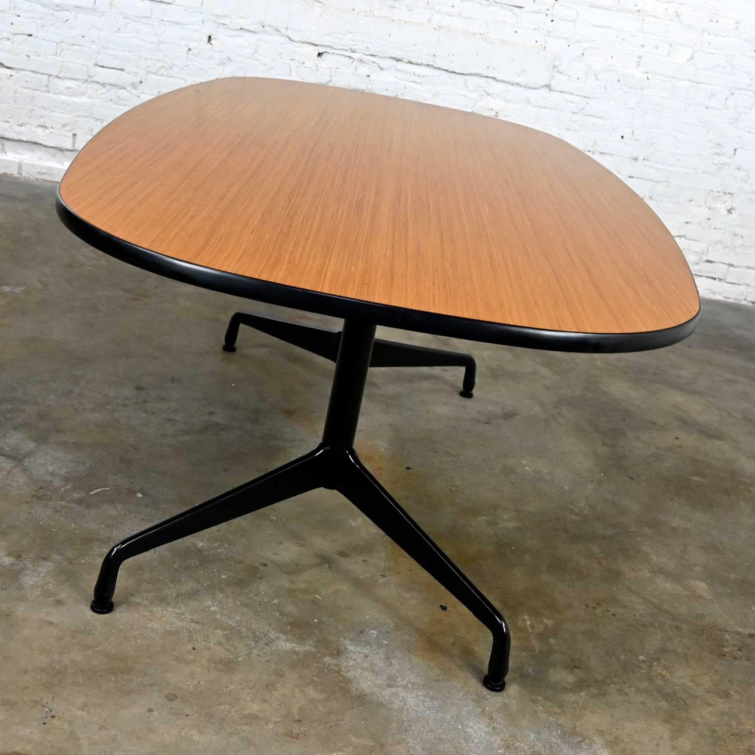 American Eames Herman Miller Oval Conference or Dining Table Universal Segmented Base