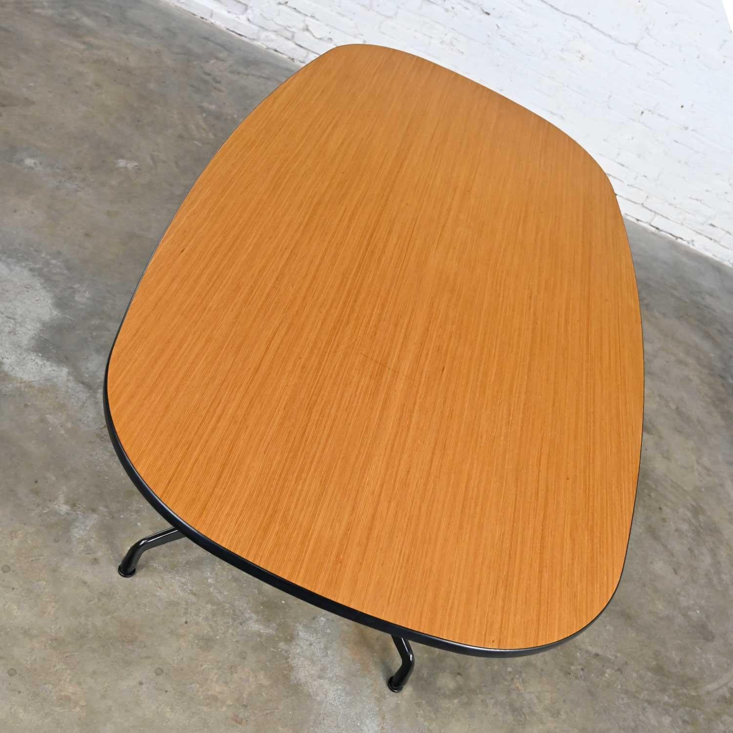 Eames Herman Miller Oval Conference or Dining Table Universal Segmented Base In Good Condition In Topeka, KS