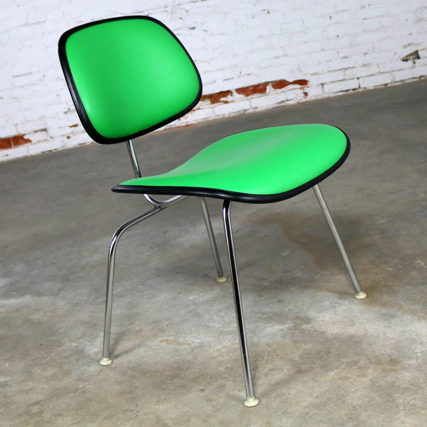 Mid-Century Modern Chaise Eames Herman Miller rembourrée EC-127 DCM en noir avec naugahyde vert kelly