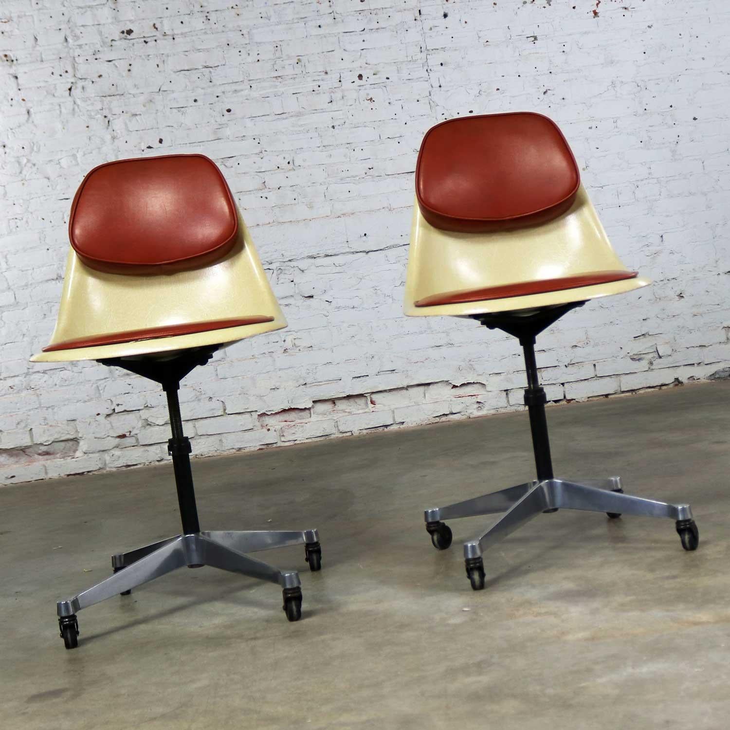 Mid-Century Modern Eames Herman Miller PSCC-A-4 Pivoting Task Shell Chair Pair Contract Base Castor