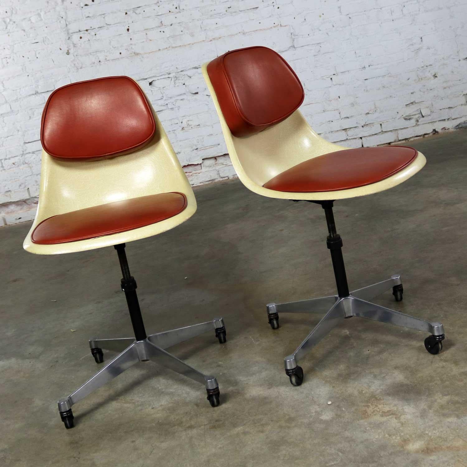 Eames Herman Miller PSCC-A-4 Pivoting Task Shell Chair Pair Contract Base Castor In Good Condition In Topeka, KS