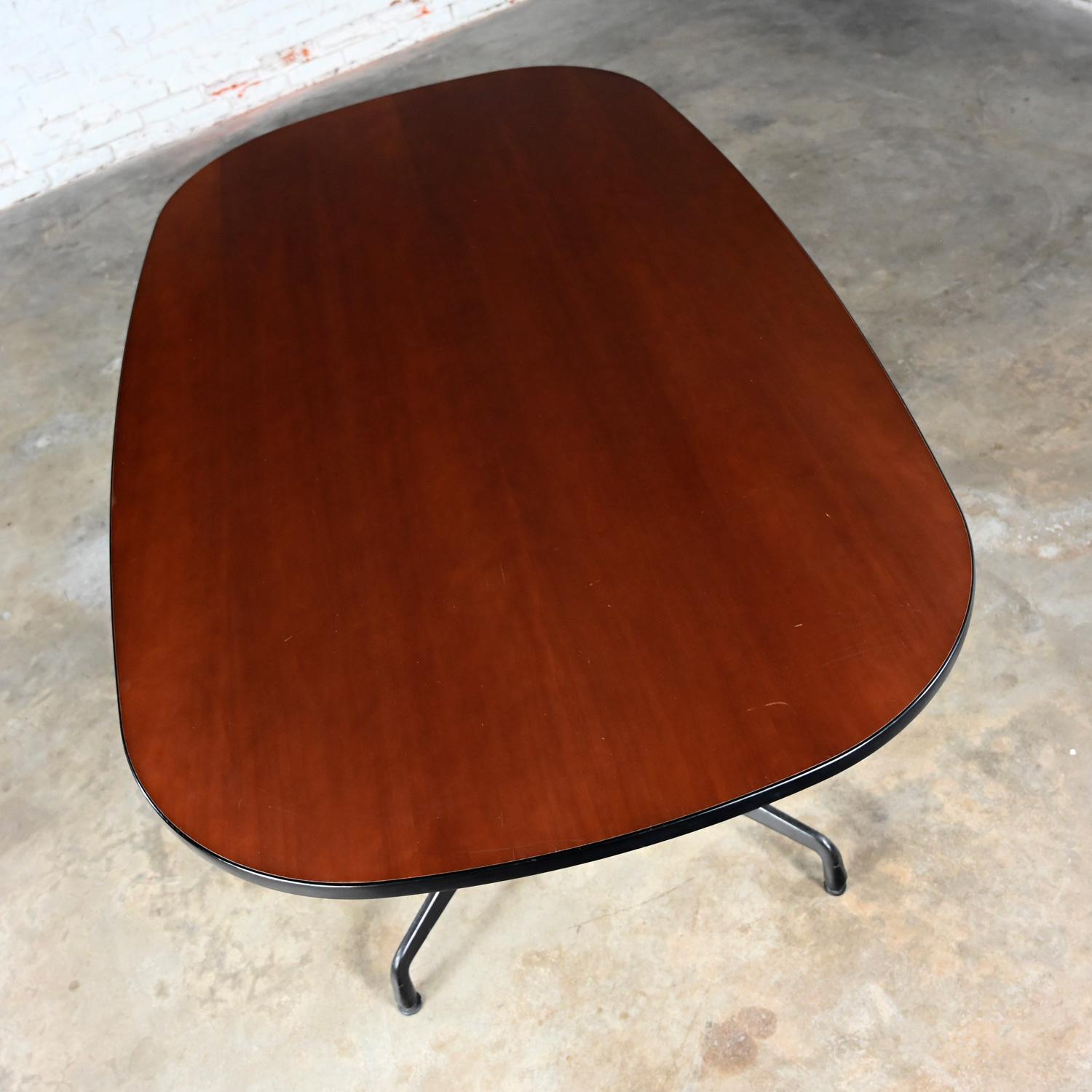 Table de conférence Eames Herman Miller ovale Universal Segmented Cherry   en vente 2