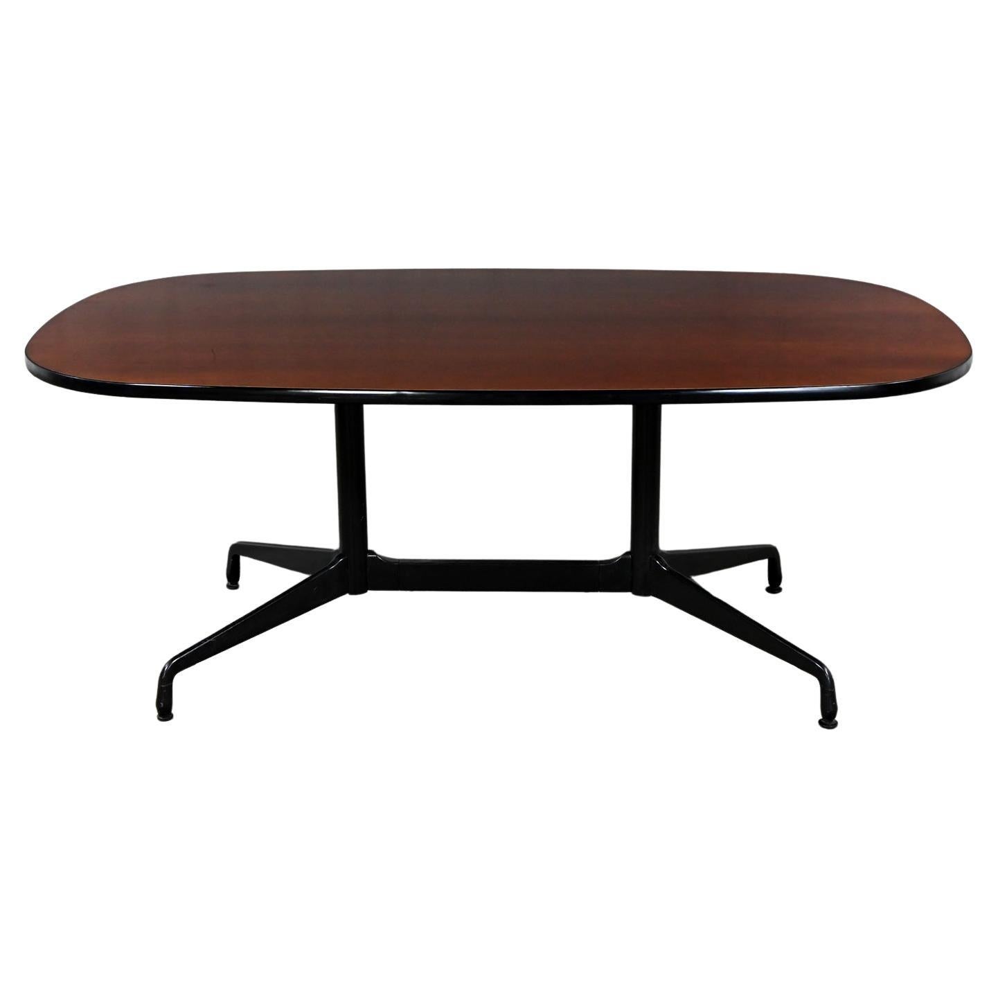 Table de conférence Eames Herman Miller ovale Universal Segmented Cherry  