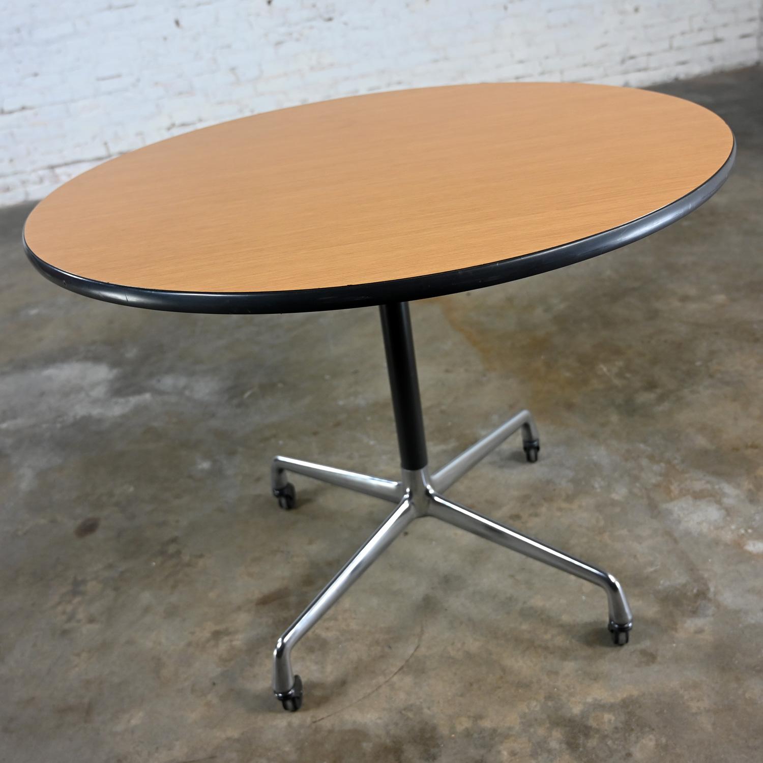 Eames Herman Miller Round Table Universal Base Casters & 36” Blonde Laminate Top In Good Condition For Sale In Topeka, KS