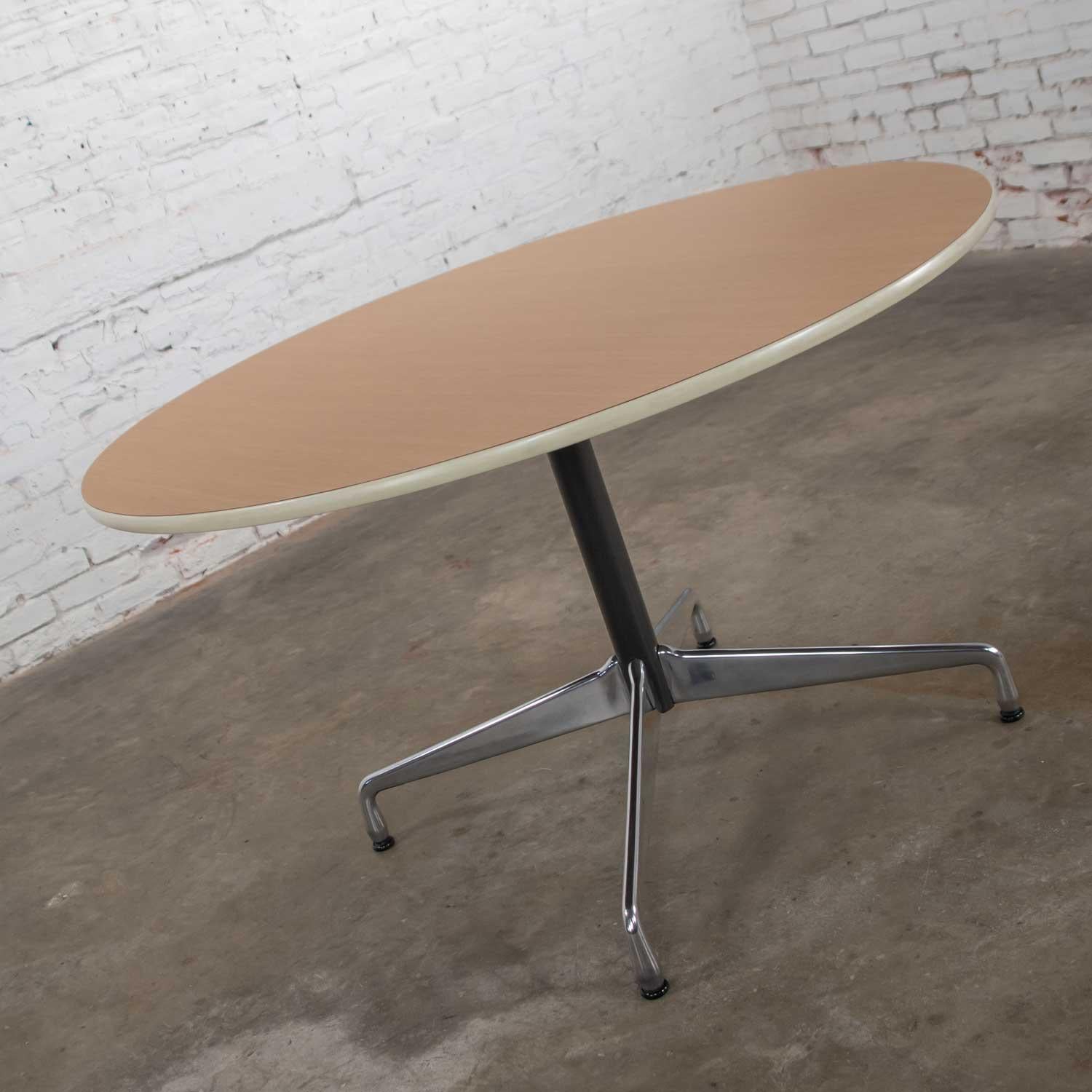 Mid-Century Modern Table ronde Eames Herman Miller à base universelle en bois et plateau en stratifié de grain en vente