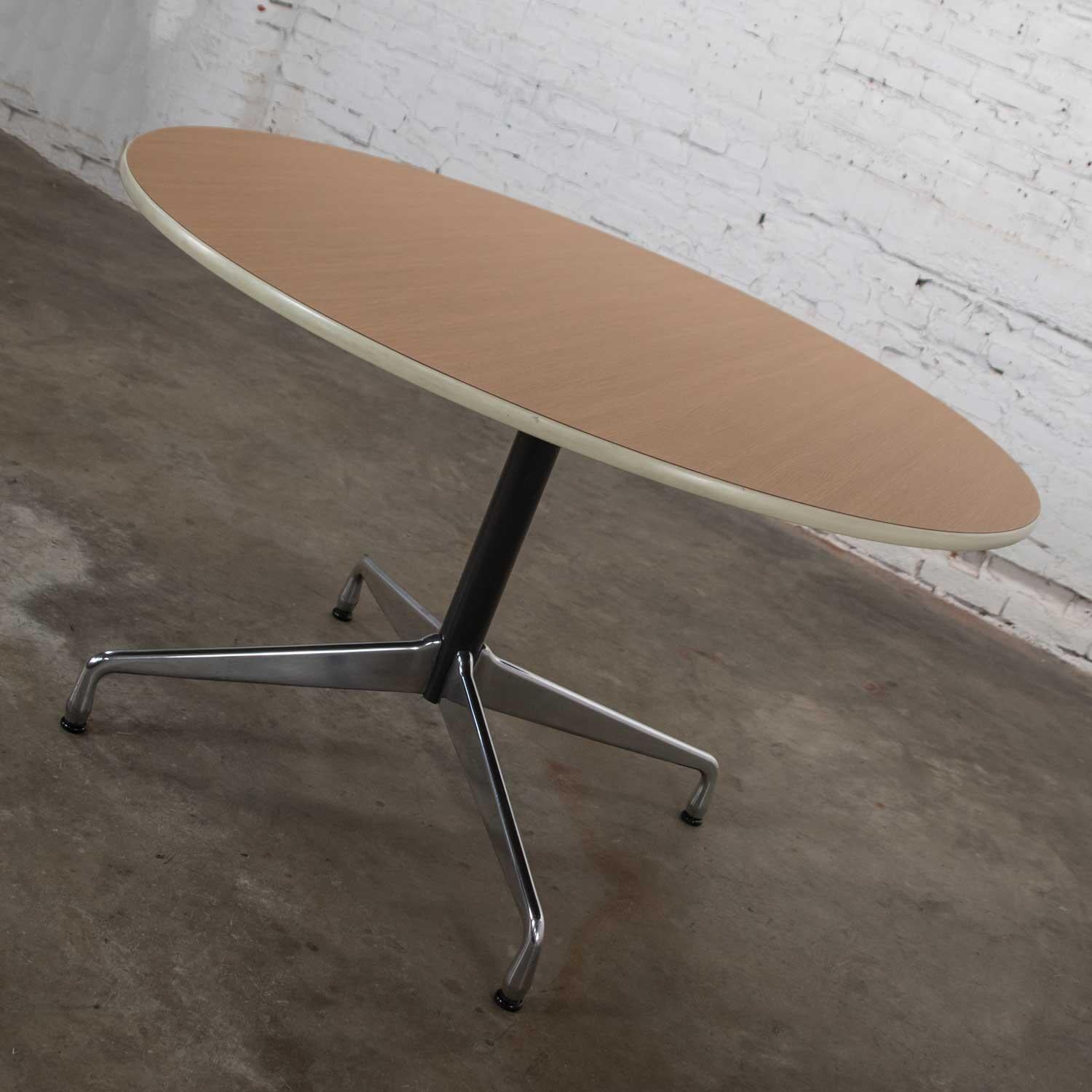 Américain Table ronde Eames Herman Miller à base universelle en bois et plateau en stratifié de grain en vente