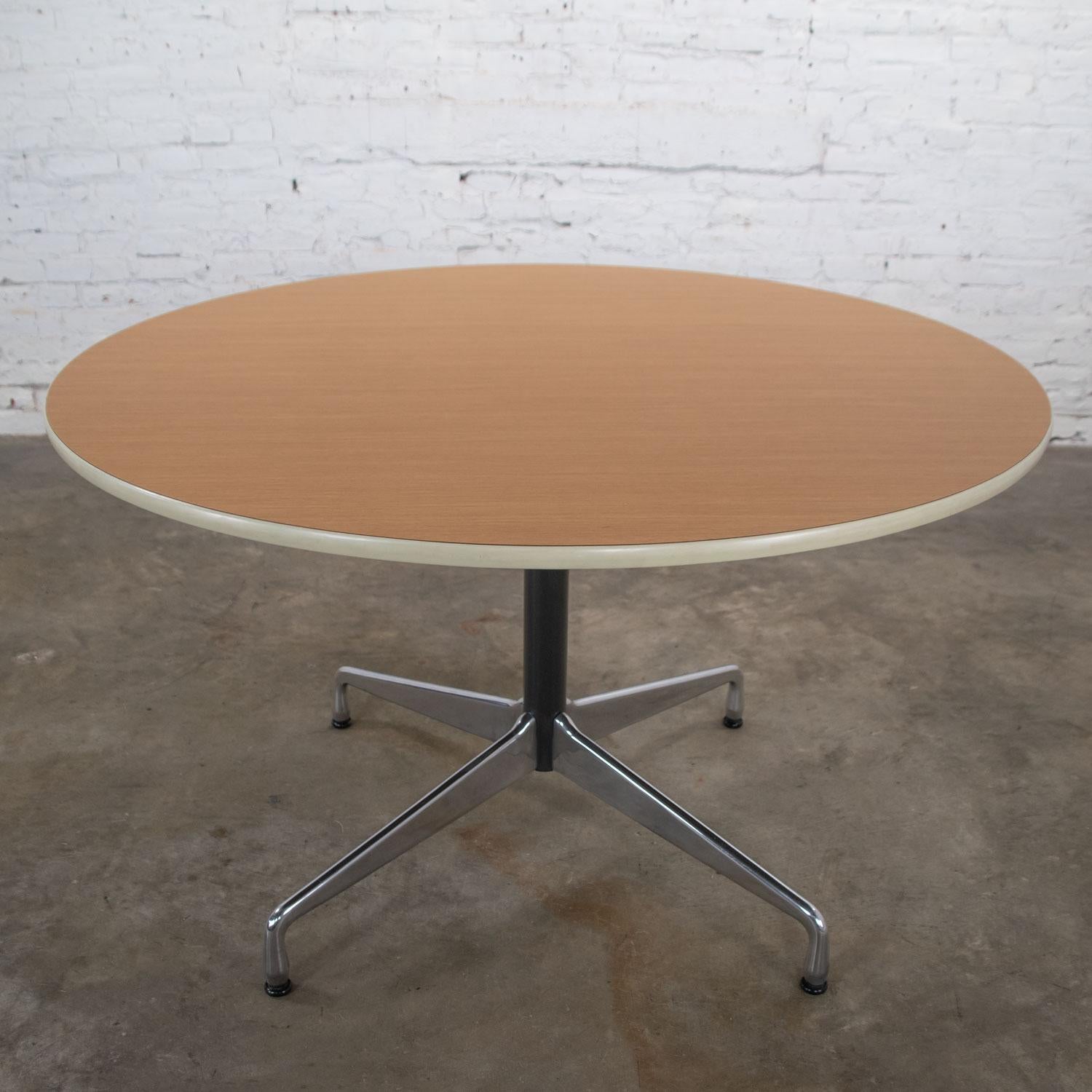 Table ronde Eames Herman Miller à base universelle en bois et plateau en stratifié de grain Bon état - En vente à Topeka, KS